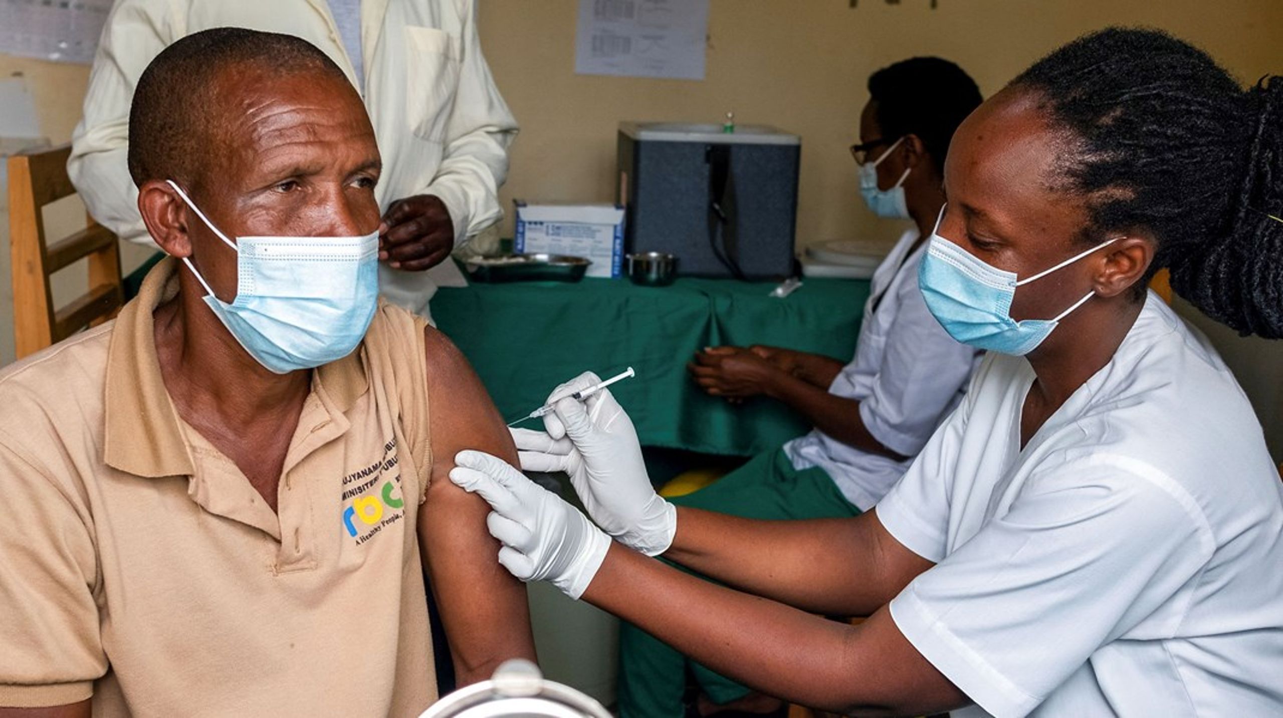 En mand bliver vaccineret&nbsp;mod covid-19 på Masaka-hospitalet i Kigali, Rwanda.