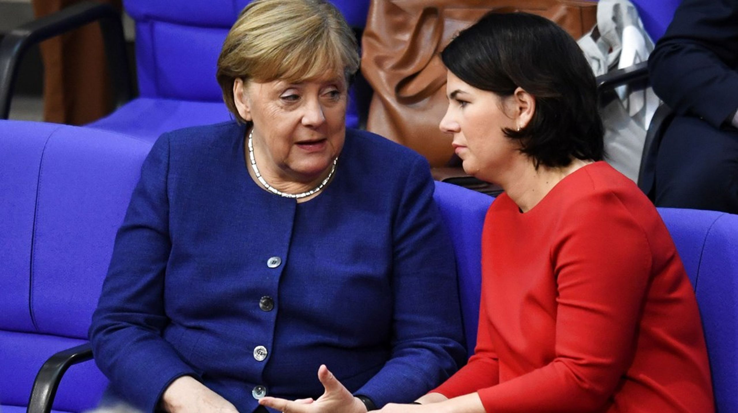 Angela Merkel, der har været det stabile, næsten 100 procent skandalefrie, til tider kedelige anker i midten af tysk politik, er på vej væk.&nbsp;Annalena Baerbock (th.) er <b></b>De&nbsp;Grønnes&nbsp;første kanslerkandidat.