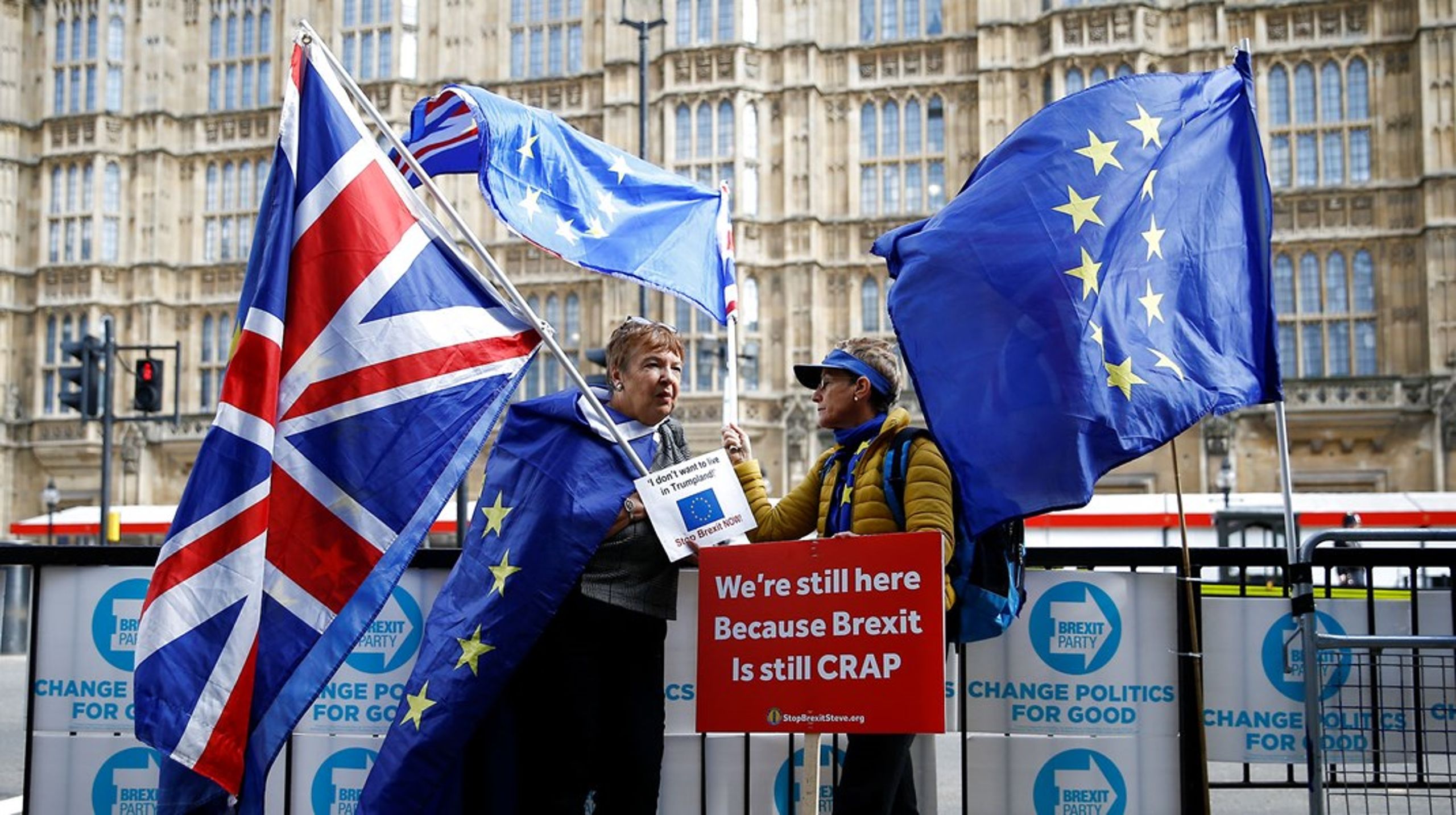 Anti-Brexit demonstranterne foran det britiske parlament i 2019 havde ikke held med at standse landets udmeldelse af EU. Nu har Europa-Parlamentet vedtaget en aftale om fremtidens handelsforhold med Storbritannien.