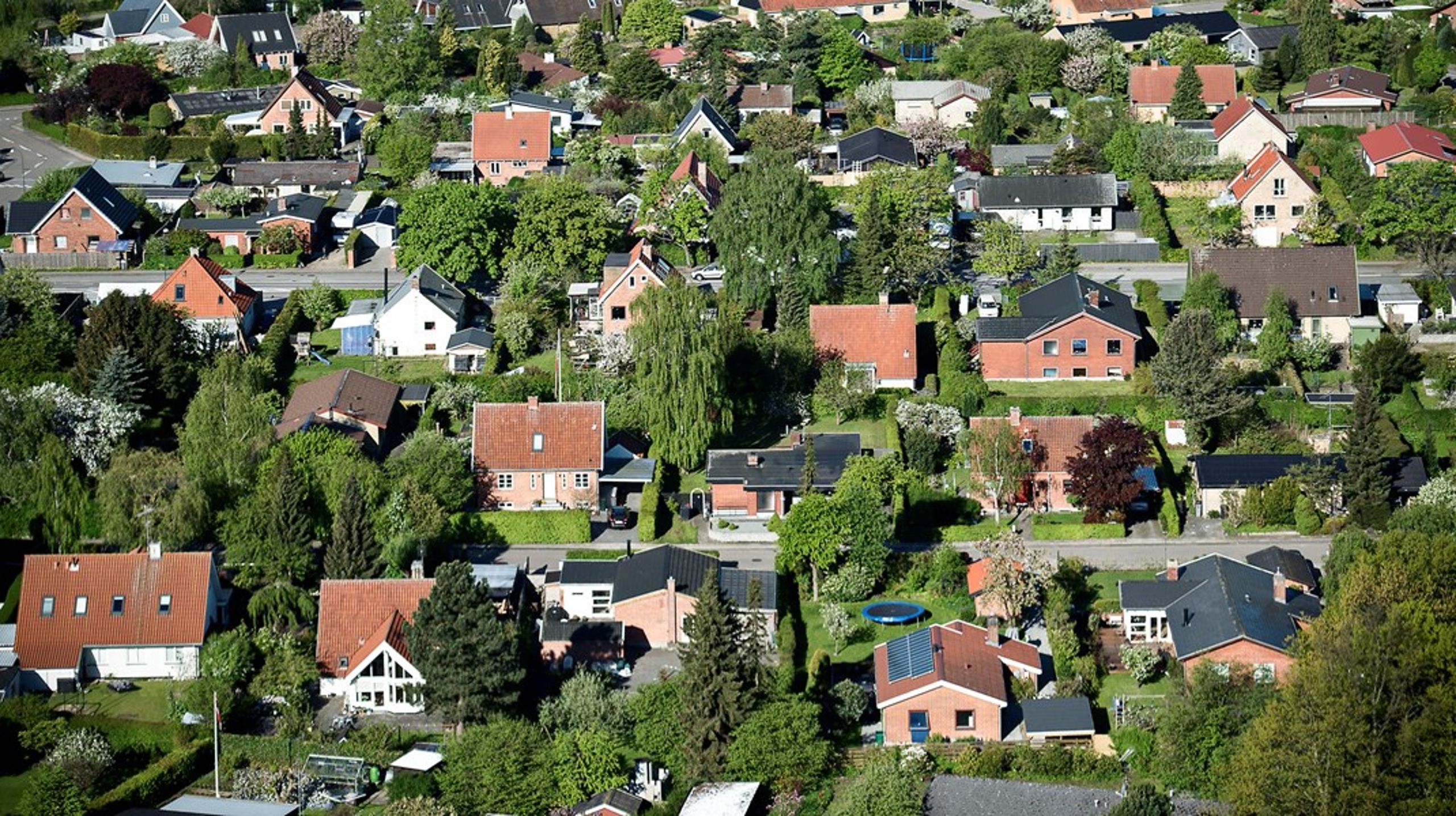 Man kan med fordel forhøje satsen på progressiv ejendomsværdiskat og brede den ud, så det ikke kun er den dyreste procent af ejerboligerne, men topfem procent, den gælder, skriver&nbsp;Lars Andersen og Sune Caspersen.