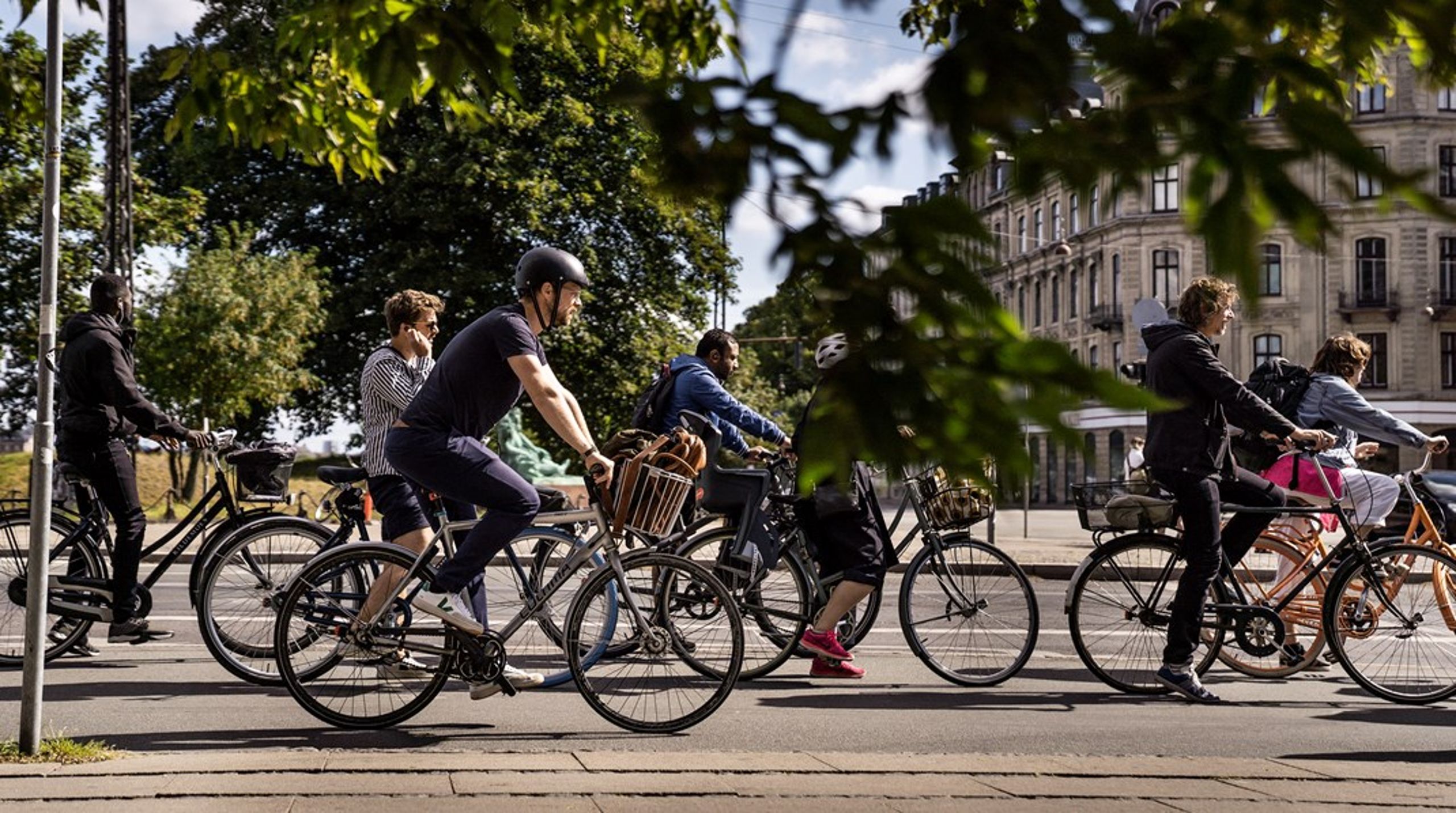 Det skal blive mere attraktivt for medarbejdere at tage cyklen til arbejde, skriver Klaus Bondam og Mette Mandrup.