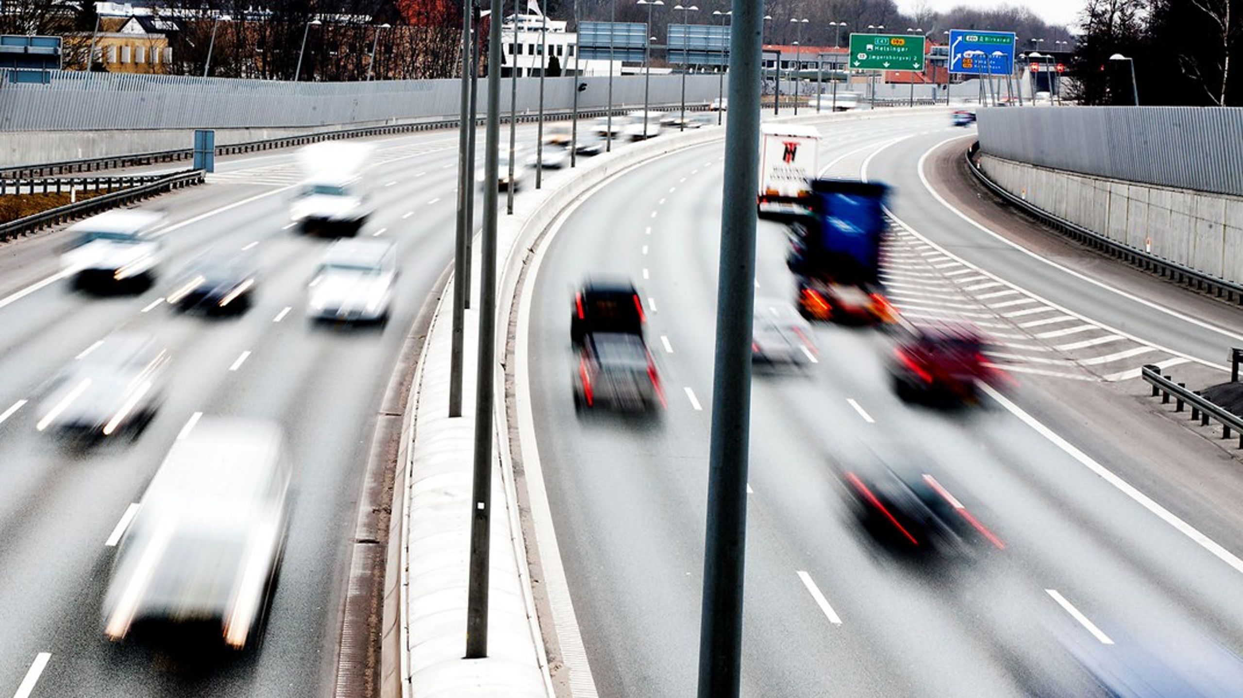 En måde at komme støjgenerne til livs kunne være at sænke hastigheden til 90 km/t i de tættest befolkede områder, foreslår Brøndbys borgmester.