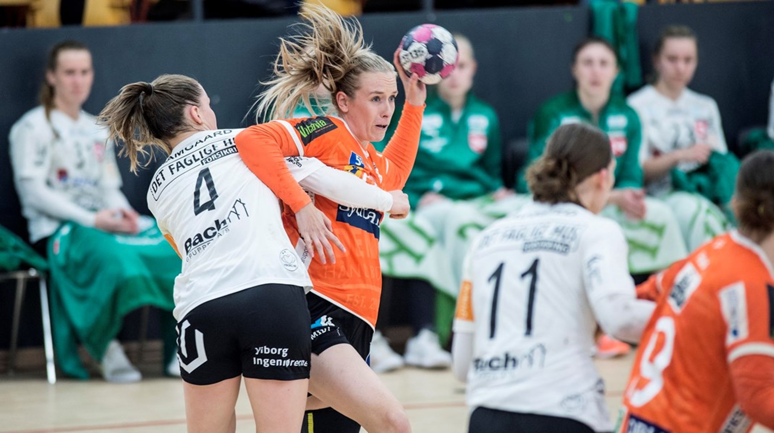 Dansk Håndbold Forbund er stærkt kritiske over for, at slutspilskampene i håndbold skal afvikles uden tilskuere.