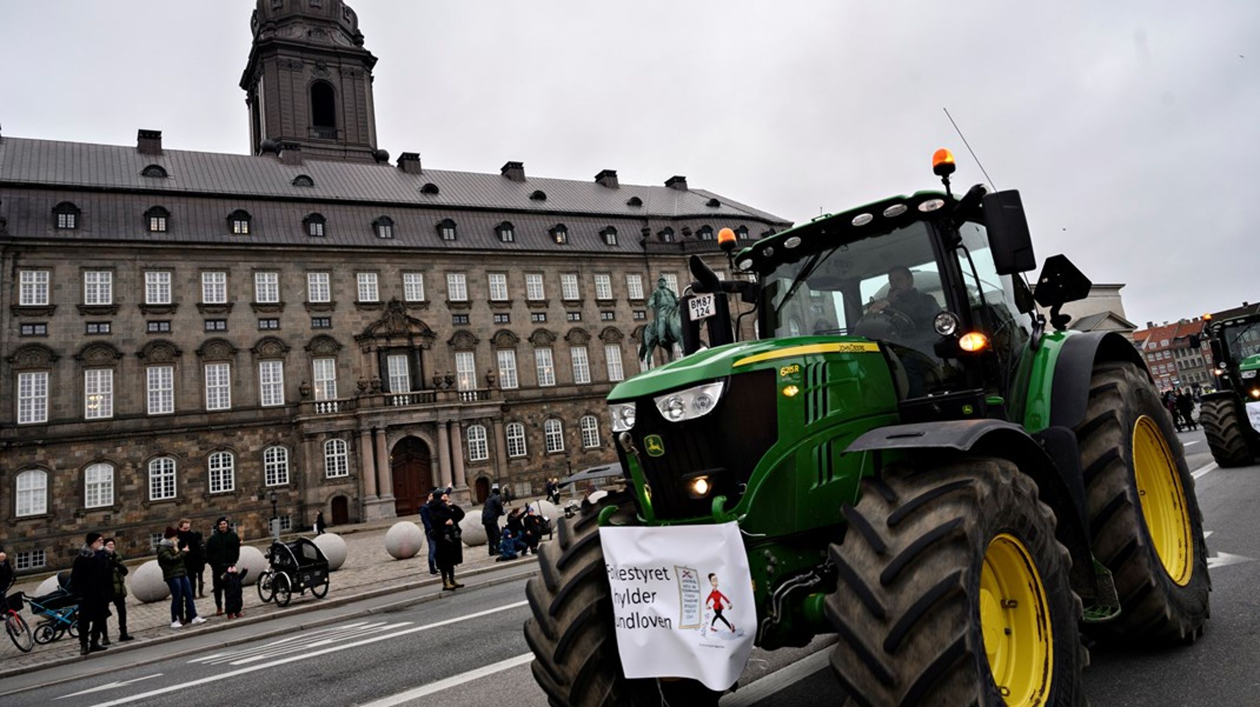 Landmænd demonstrerede i traktorer i november 2020 mod regeringens beslutning om at lukke alle minkfarme.&nbsp;