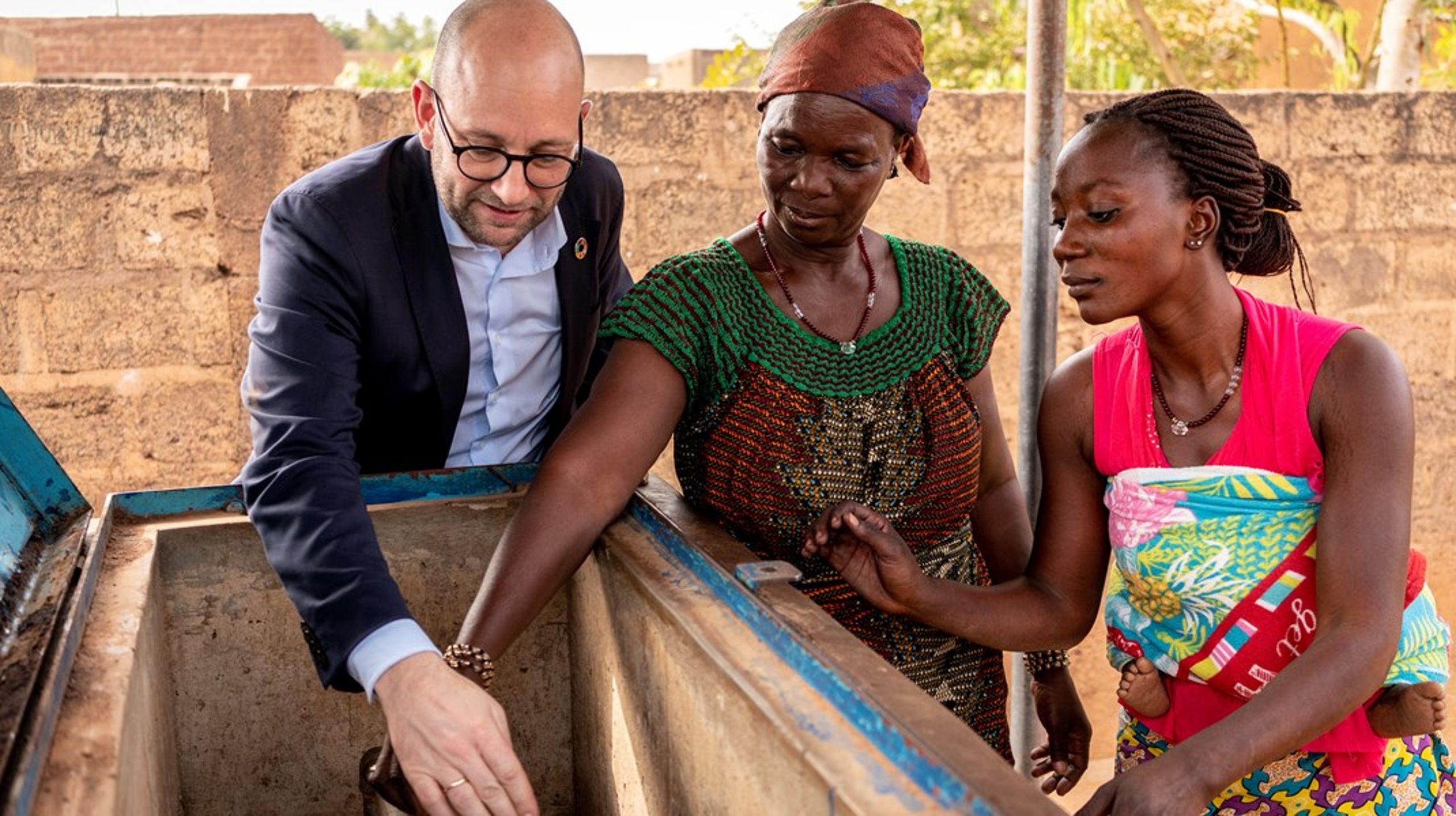 Forhenværende udviklingsminister Rasmus Prehn (S) besøger en danskstøtter drikkevandsforsyning i Burkina Faso. Men hvor mange penge skal Danmark bruge på ulandsbistand? Det spørger Altinget Udvikling om i denne debat.<br>