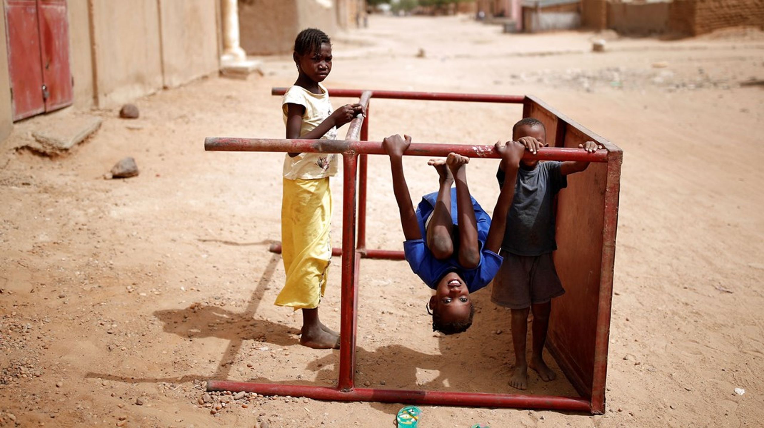Børn leger i Gao, Mali, der&nbsp;er et af de mest sårbare lande i verden, og et af de steder hvor IFU har investeret i projekter.