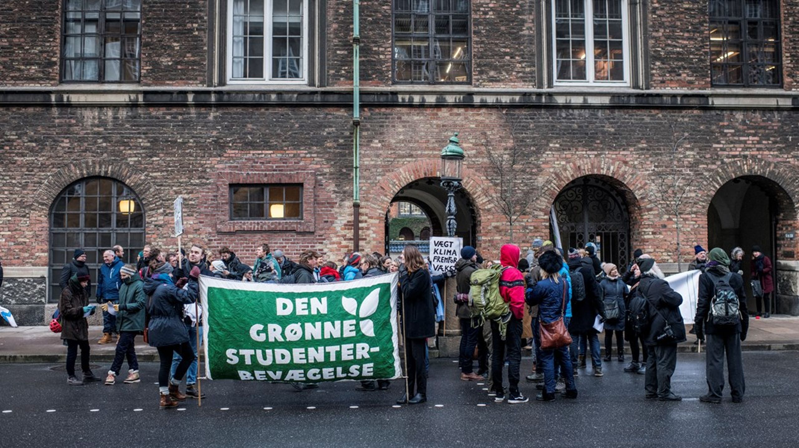Med regeringens infrastrukturplan har regeringen forsøgt at sminke sig selv grønnere, skriver&nbsp;Caroline Bessermann og Eskil
Nordahl Fundal, der er aktive i Den Grønne Studenterbevægelse.