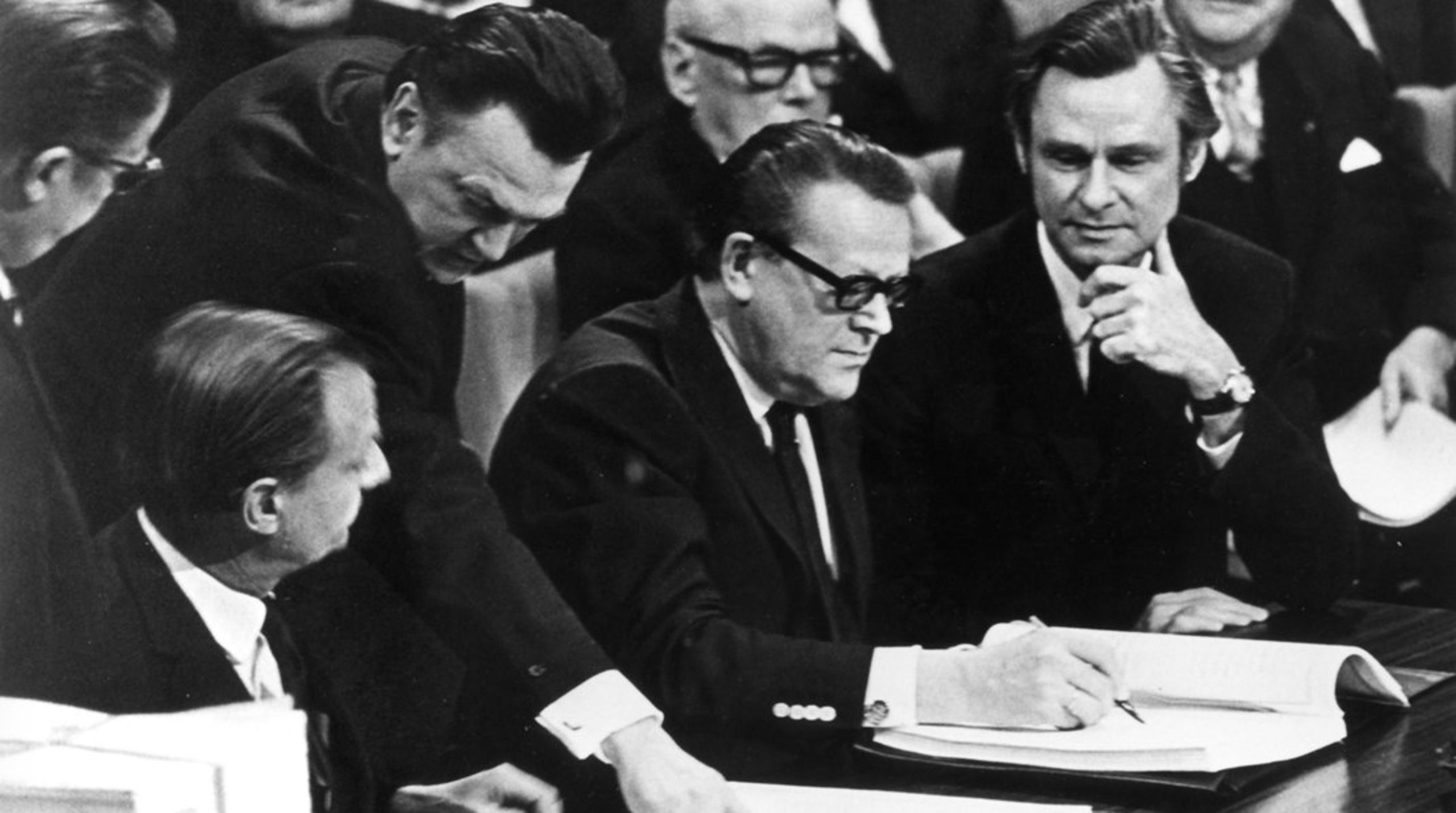 Jens Christensen (til højre) ser på, mens statsminister Jens Otto Krag underskriver Romtraktaten i Bruxelles i januar 1972