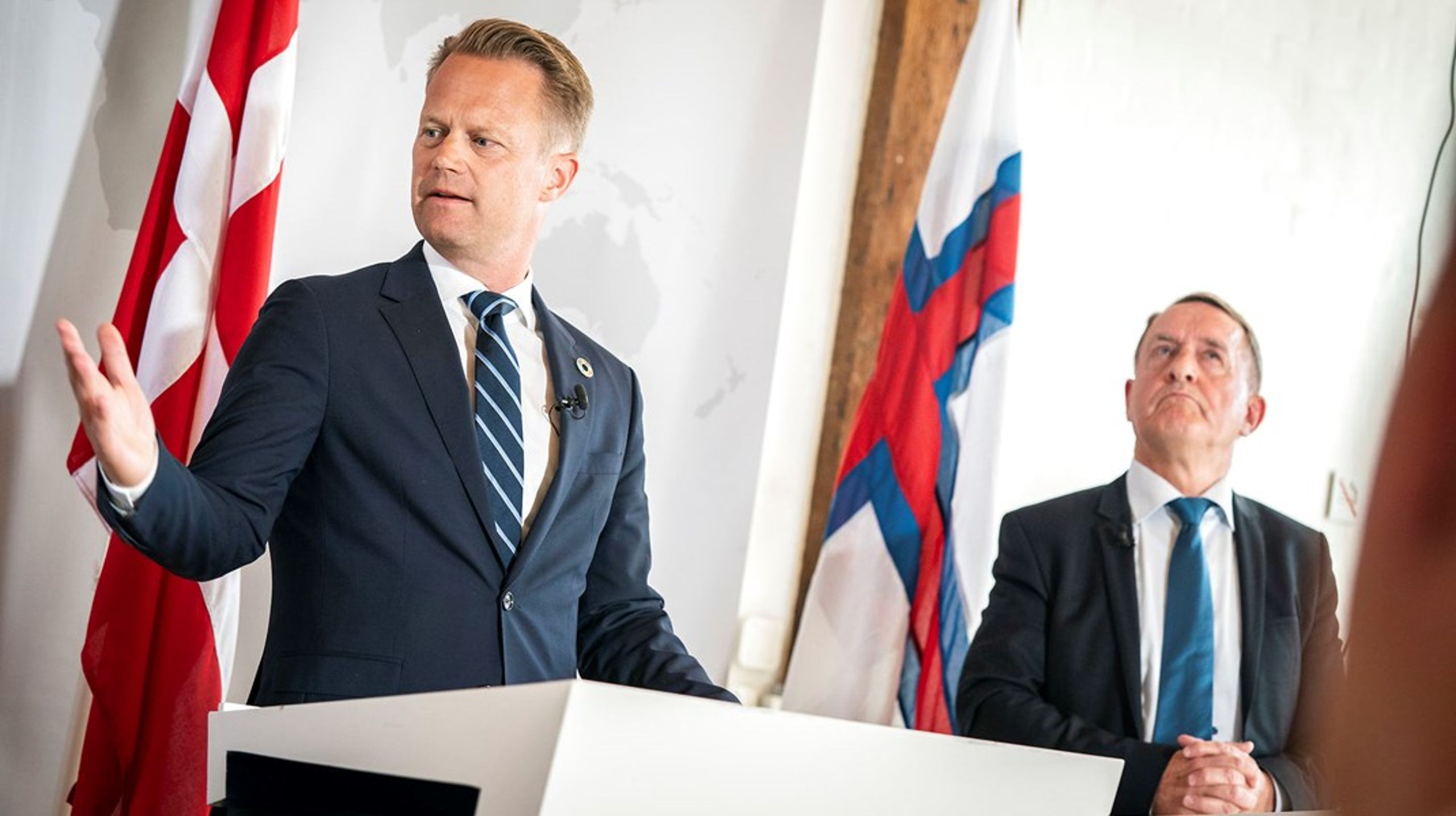 Danmarks udenrigsminister Jeppe Kofod (t.v.) og det færøske landsstyres udenrigsansvarlige Jenis av Rana ved et pressemøde før den daværende amerikanske udenrigsminister Mike Pompeos besøg i juli 2020.&nbsp;