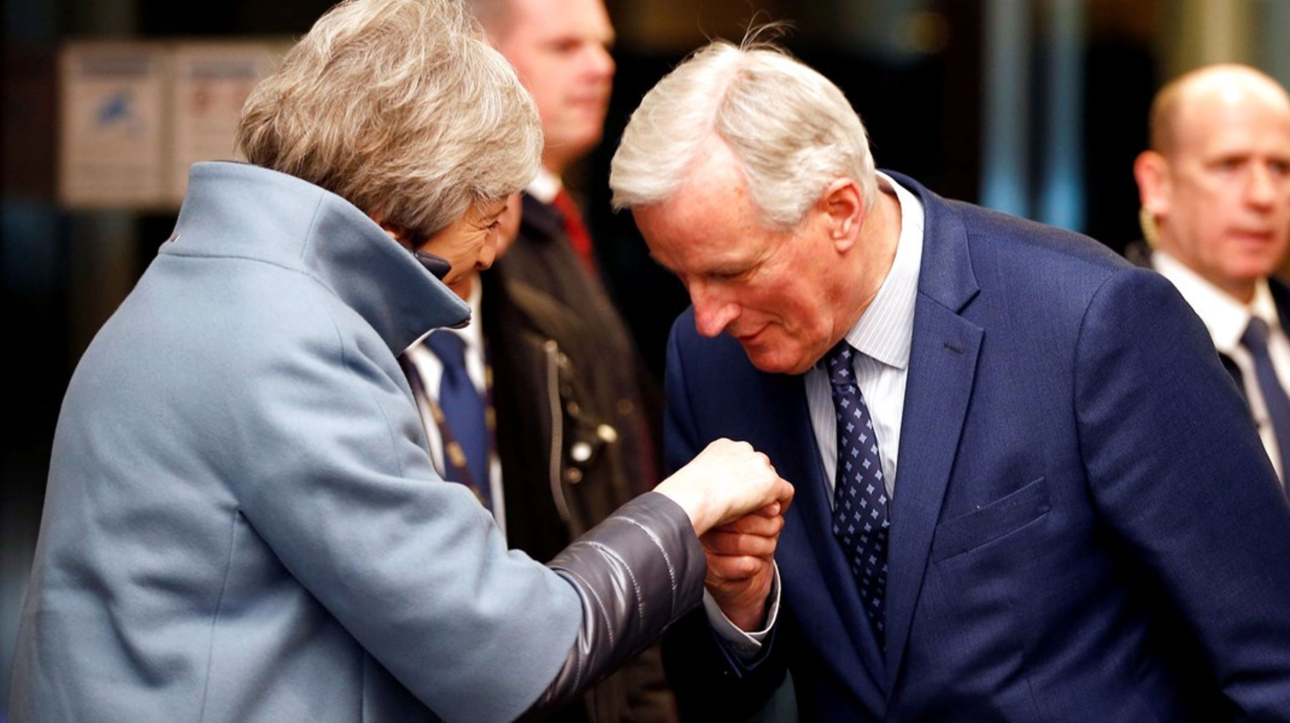 Bare fordi man står på hver sin side af en forhandling, er der ingen grund til ikke at være en gentleman, mener EU's Brexit-forhandler Michel Barnier, der hilser tidligere britisk premierminister Theresa May velkommen til et møde i Strasbourg.