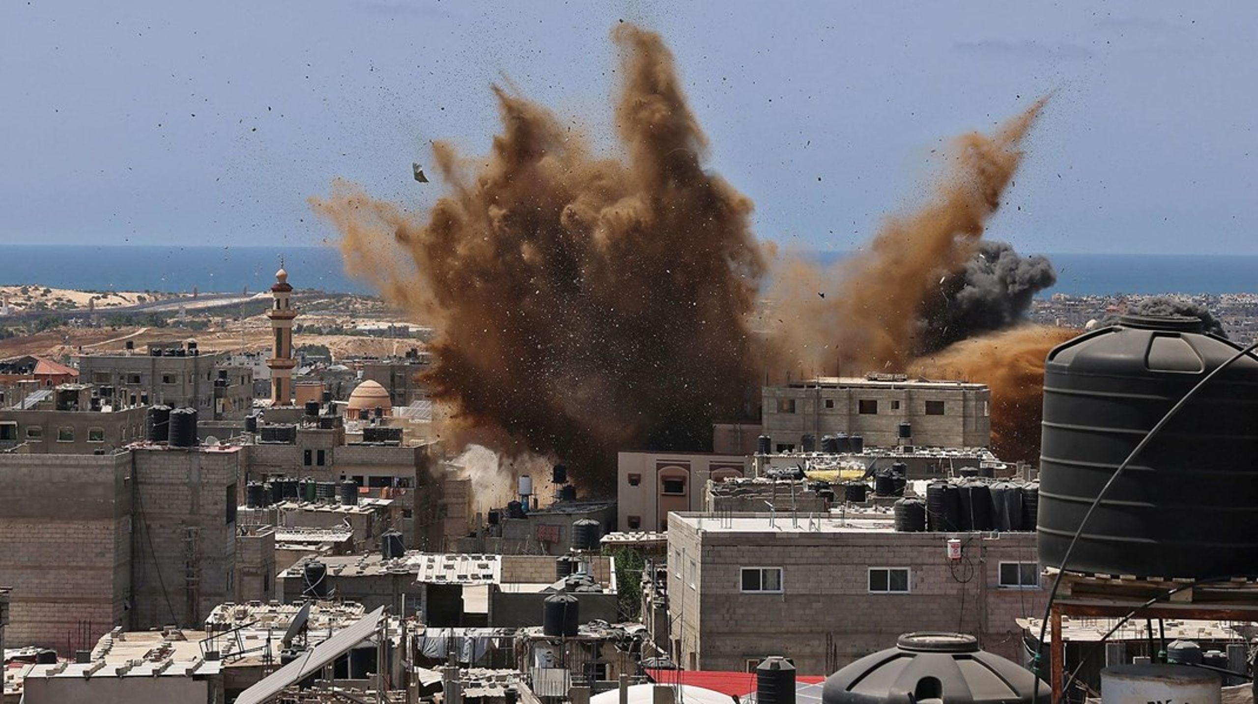 EU-landene har svært ved at vedtage en fælles holdning til den seneste genopblussen af den israelsk-palæstinensiske konflikt. Her er ses et israelsk luftangreb på Rafah i Gaza. Palæstinensiske Hamas har fyret raketter den anden vej.