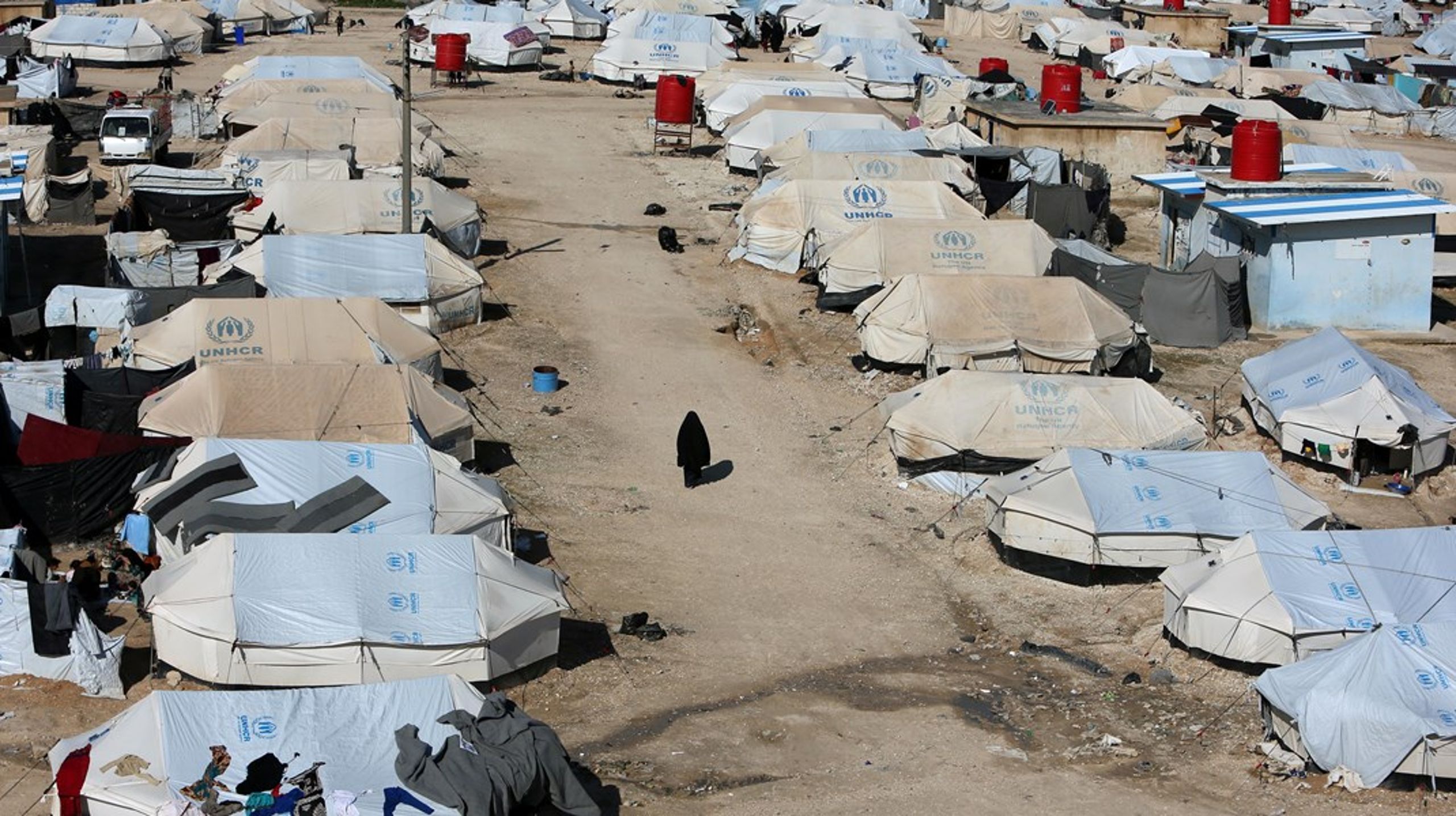 Den danske regering holder krampagtigt fast i en ulogisk og dobbeltmoralsk politik over for de kurdisk kontrollerede lejre i Syrien, skriver Knud Vilby.