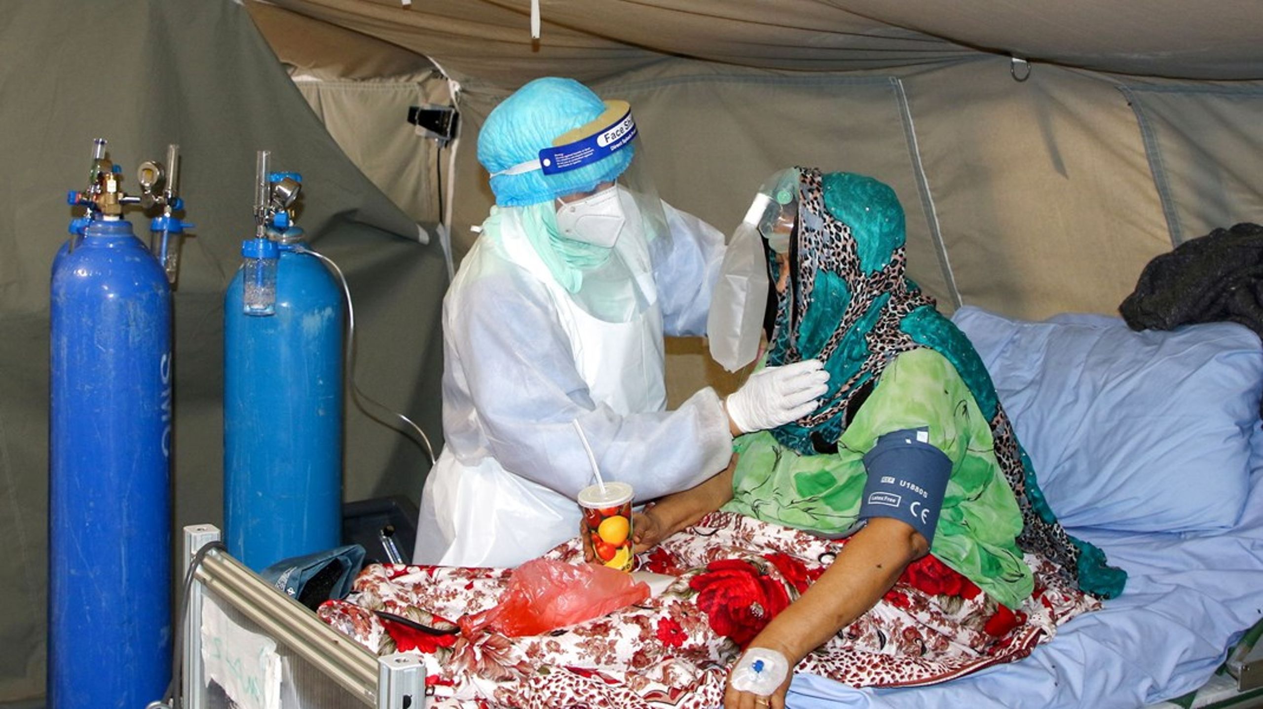 En kvinde bliver behandlet på et covid-center i en teltlejr i Yemen. Mange af verdens fattige lande er nærmest ikke begyndt at vaccinere&nbsp;mod corona endnu.