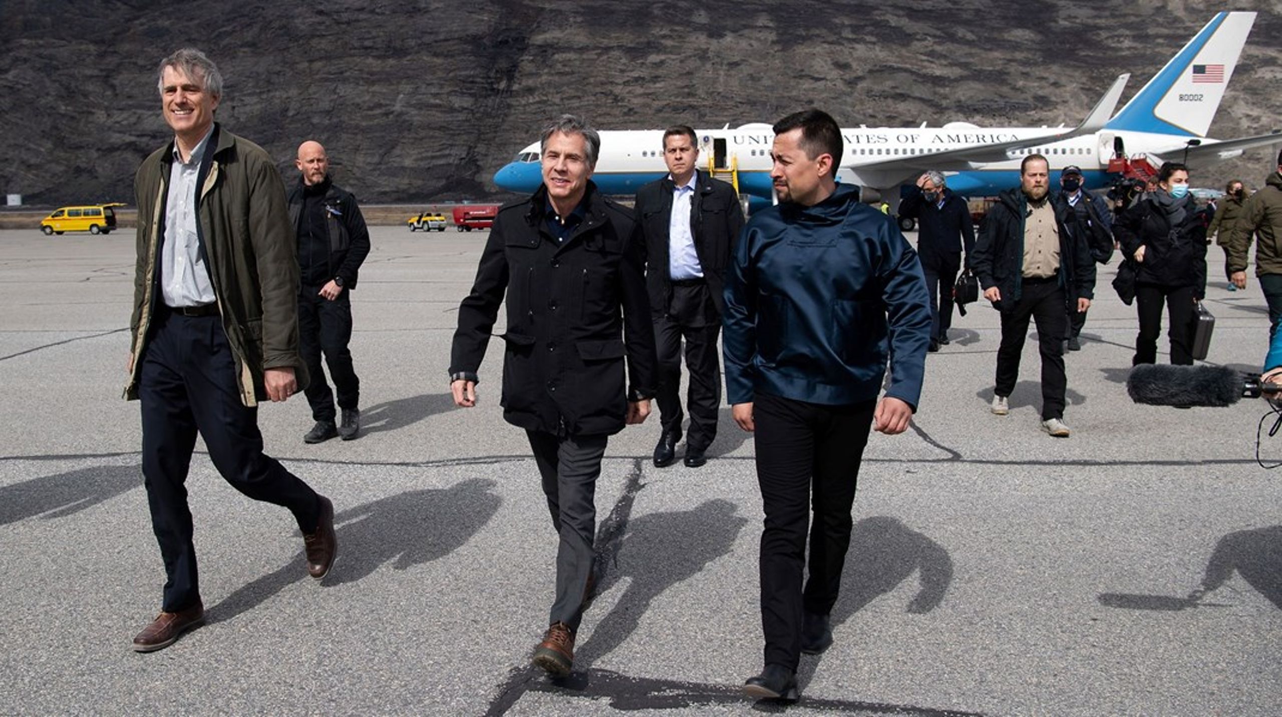 Den amerikanske udenrigsminister Antony Blinken (i midten t.v.) besøgte i midten af maj Grønland og blev taget i mod af den nyvalgte grønlandske landsstyreformand Múte B. Egede (i midten t.h.).