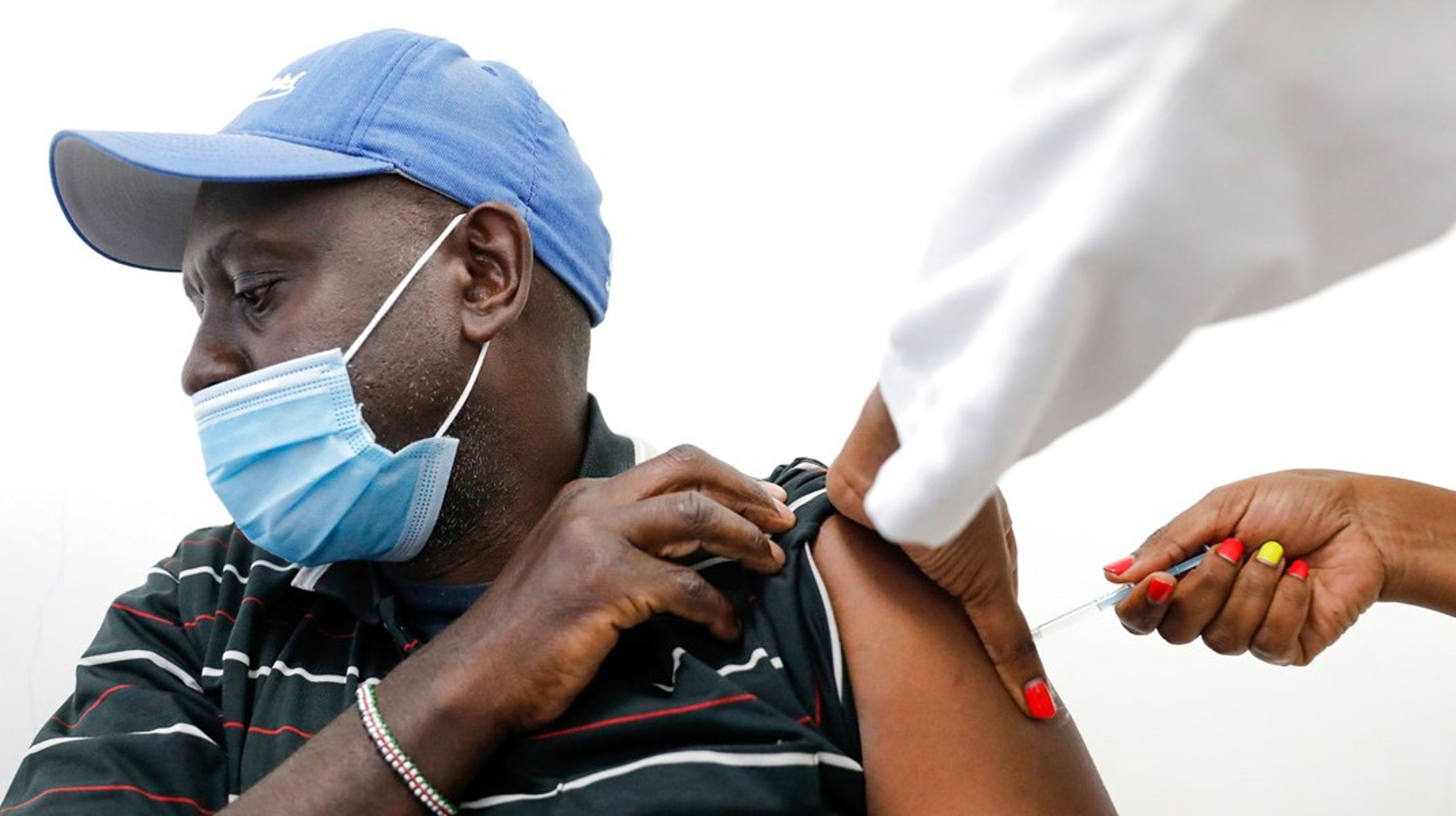 En mand fra bliver vaccineret på Ruaraka Uhai Neema-hospitalet i Nairobi, Kenya, hvor der ifølge New York Times er givet 1,8 doser per 100 mennesker. Til sammenligning er der i Danmark givet 56 doser, mens der i Israel er givet 117 doser per 100 mennesker.