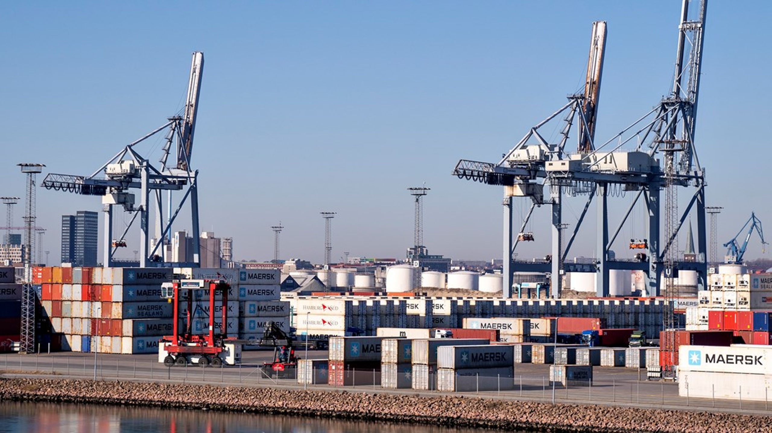 Aarhus Havn håndterer i dag to tredjedele af containergodset i Danmark, og trods vækst i også den del i 2020 har havnen for nylig meddelt, at de nedbragte deres CO2-aftryk med 14 procent i fjor, så havnen er sikker på at nå sit mål om CO2-neutralitet i 2030, skriver Tine Kirk og Carsten Aa.