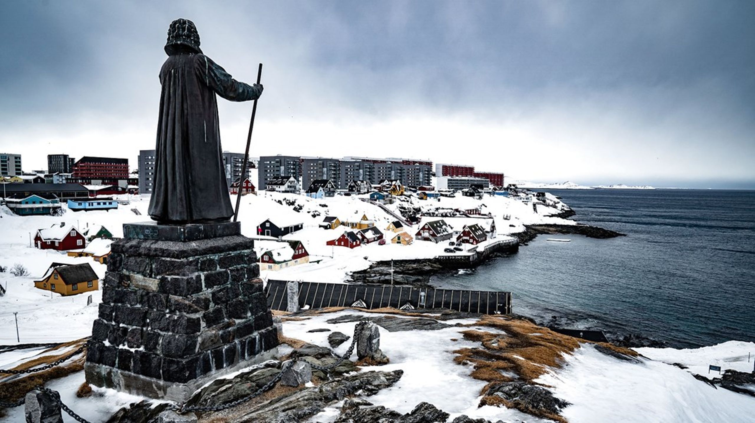 En statue af missionæren Hans Egede skuer ud over Grønlands hovedstad Nuuk.
