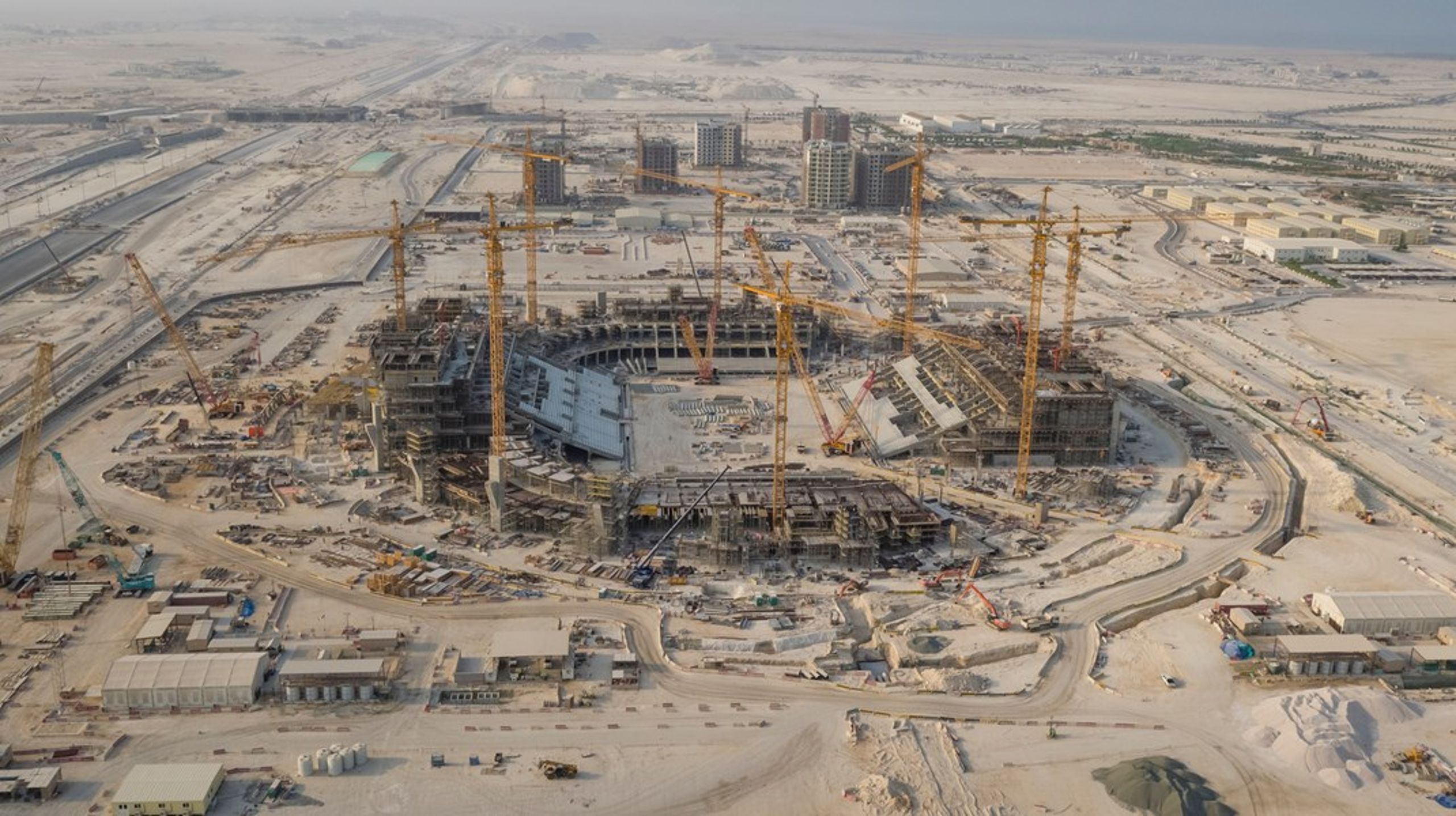 Qatar er værter for VM 2022 trods mangel på&nbsp;stadion-infrastruktur, som derfor nu bliver&nbsp;opført&nbsp;af migrantarbejder, der lever under dybt&nbsp;kritisable&nbsp;forhold. Det skal vi forhindre i fremtiden, skriver DIF's formand.
