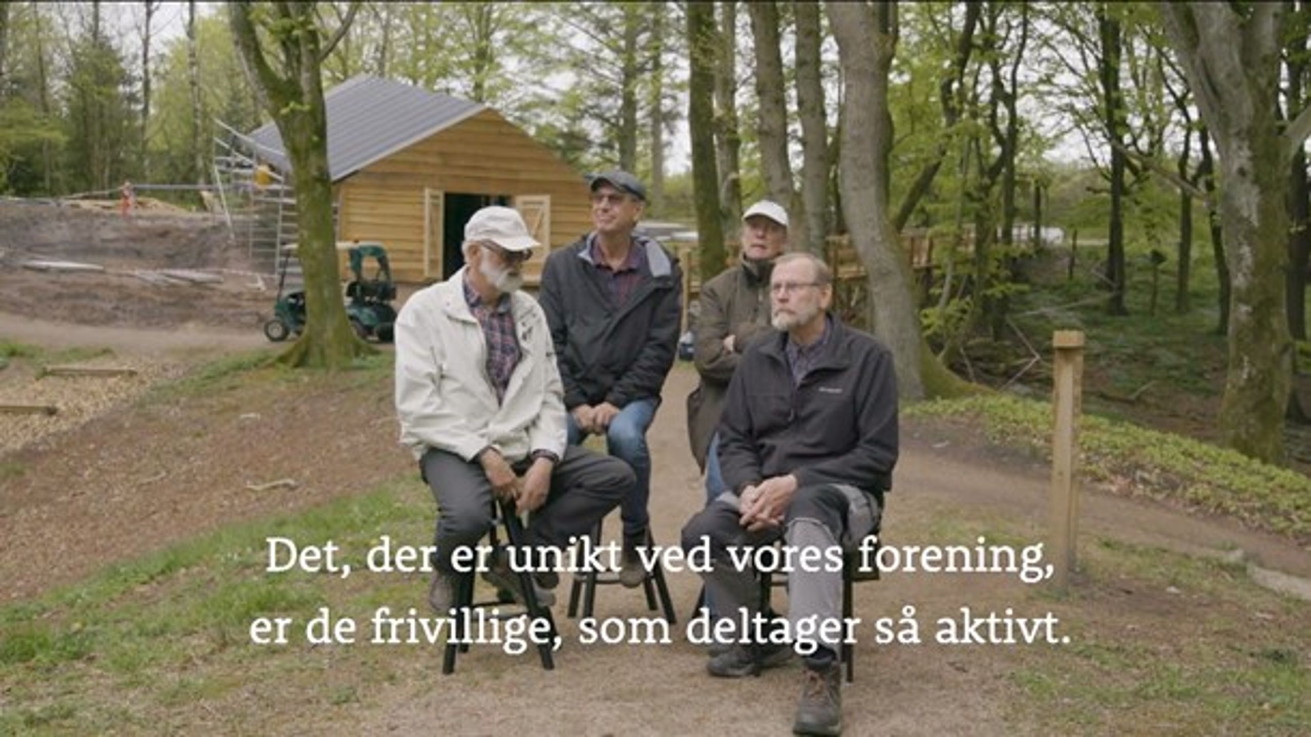 I en skov i Nordjylland sidder fire frivillige og evaluerer på deres projekt. Deres gode erfaringer skal via video deles ud til resten af foreningslivet.&nbsp;(Foto: Nordea-fonden)
