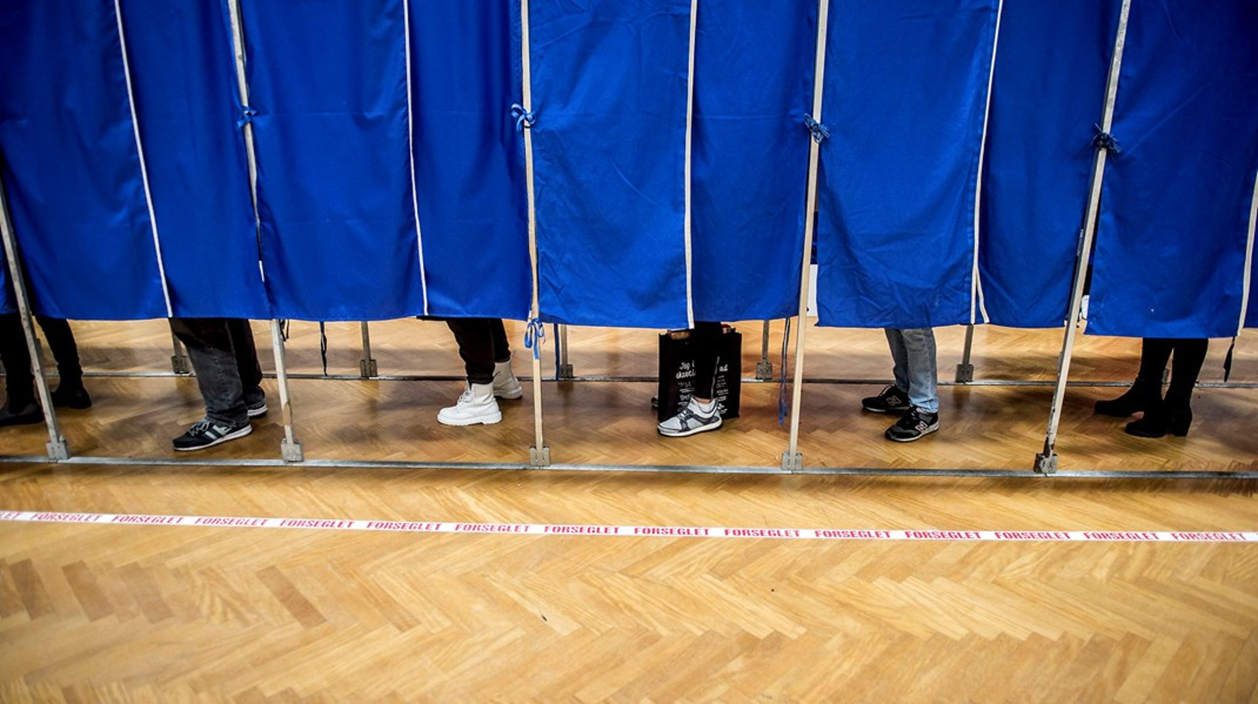 I ti kommuner har forskere fundet eksempler på, at et parti har fået et flertal af mandaterne i et byråd uden at have opnået et flertal af stemmerne.