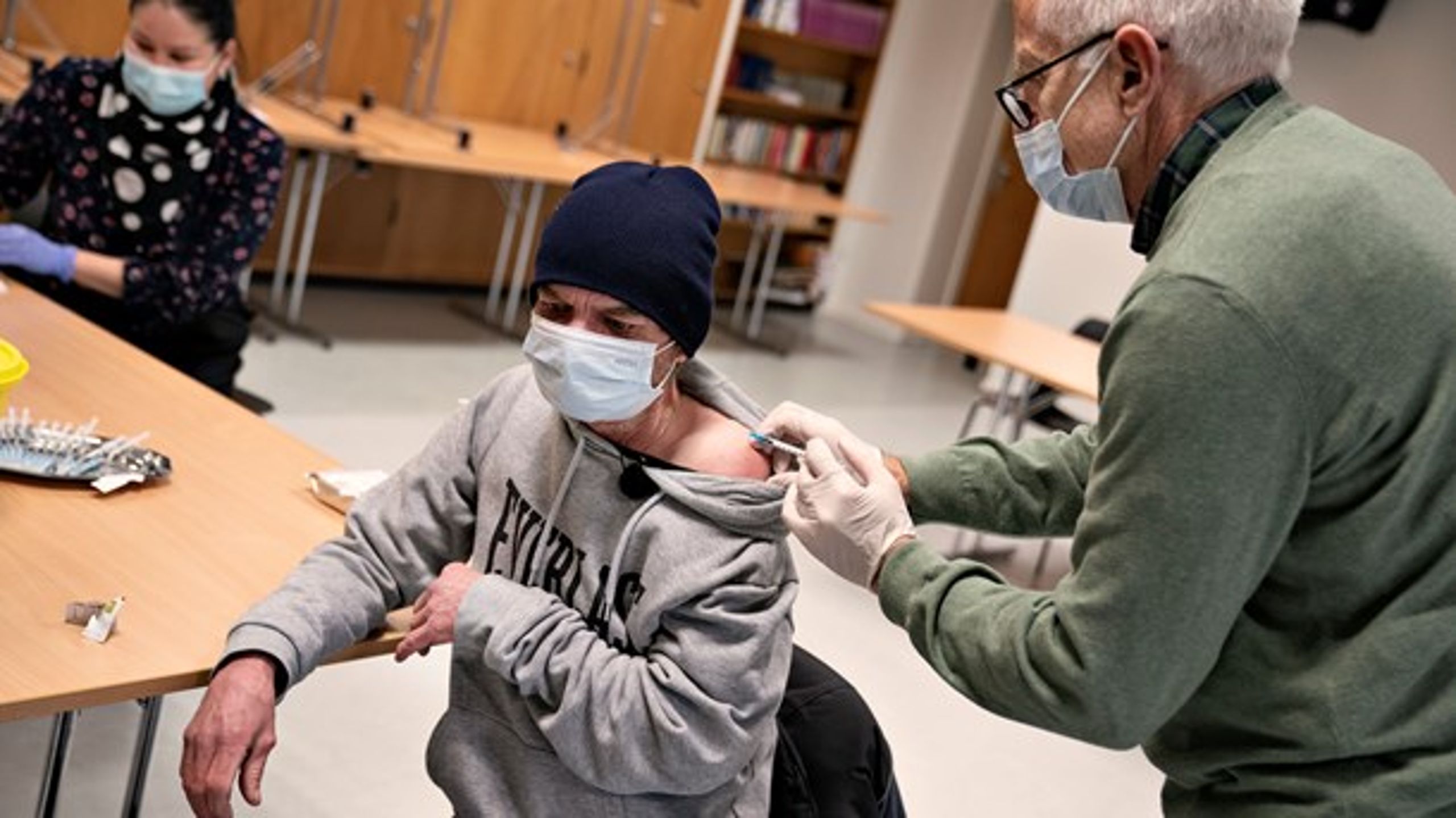 I forbindelse med corona-epidemien har sundhedsvæsenet gjort sig nye erfaringer med at komme i kontakt med udsatte borgere. Billedet viser vaccination af hjemløse i Aalborg.