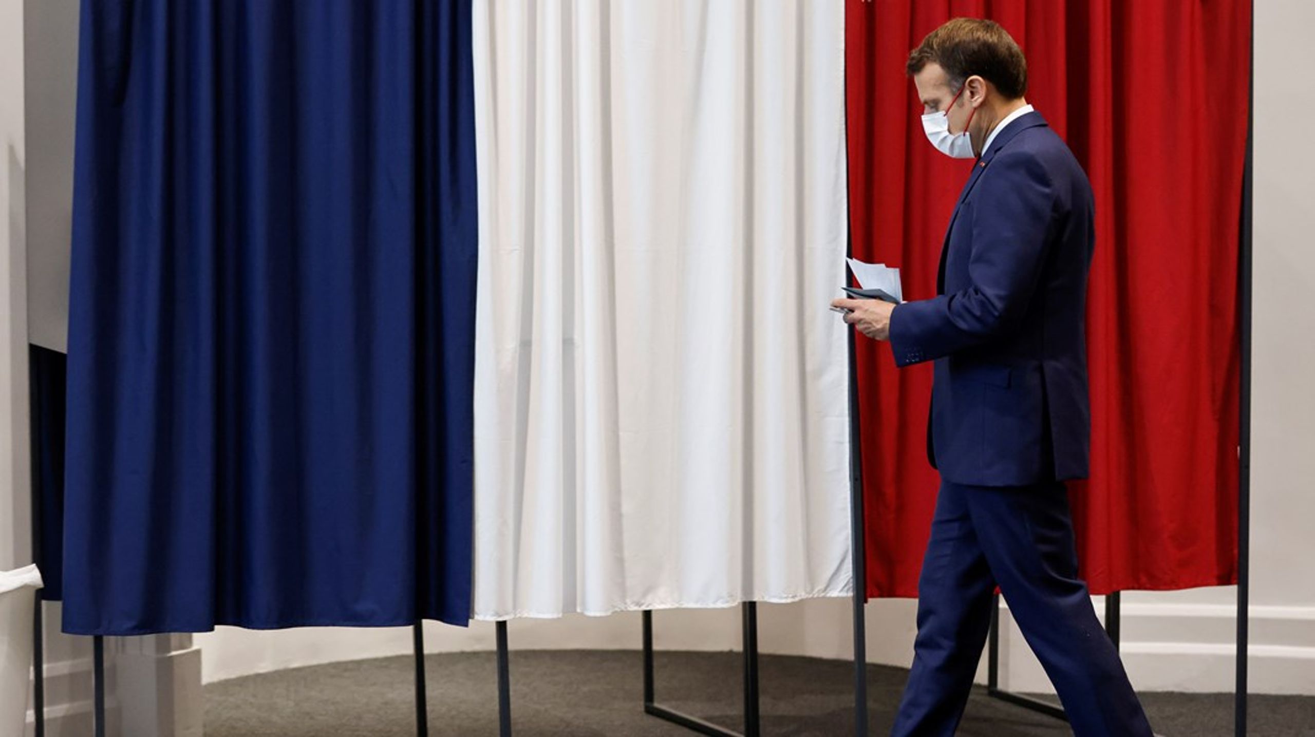 Macron afgiver sin stemme ved det franske regionalvalg 27. juni.