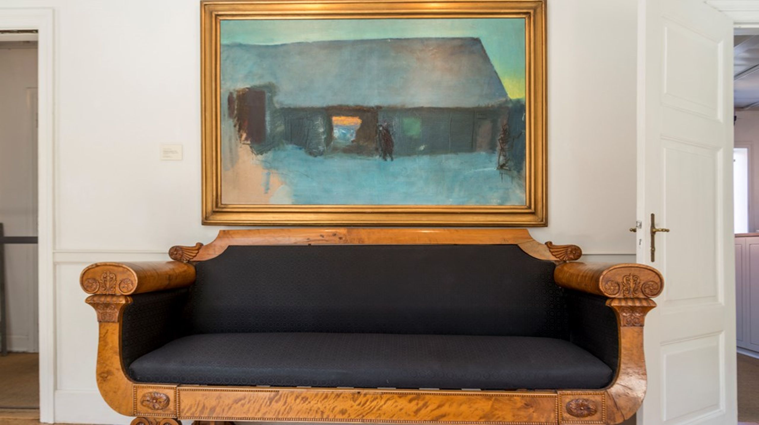 Oluf Høsts maleri "Vinterdagen Dør" fra 1943 hænger fortsat i kunstnerhjemmets spisestue. Fonde træder til igen for at fremtidssikre museet, der åbnede i 1998.