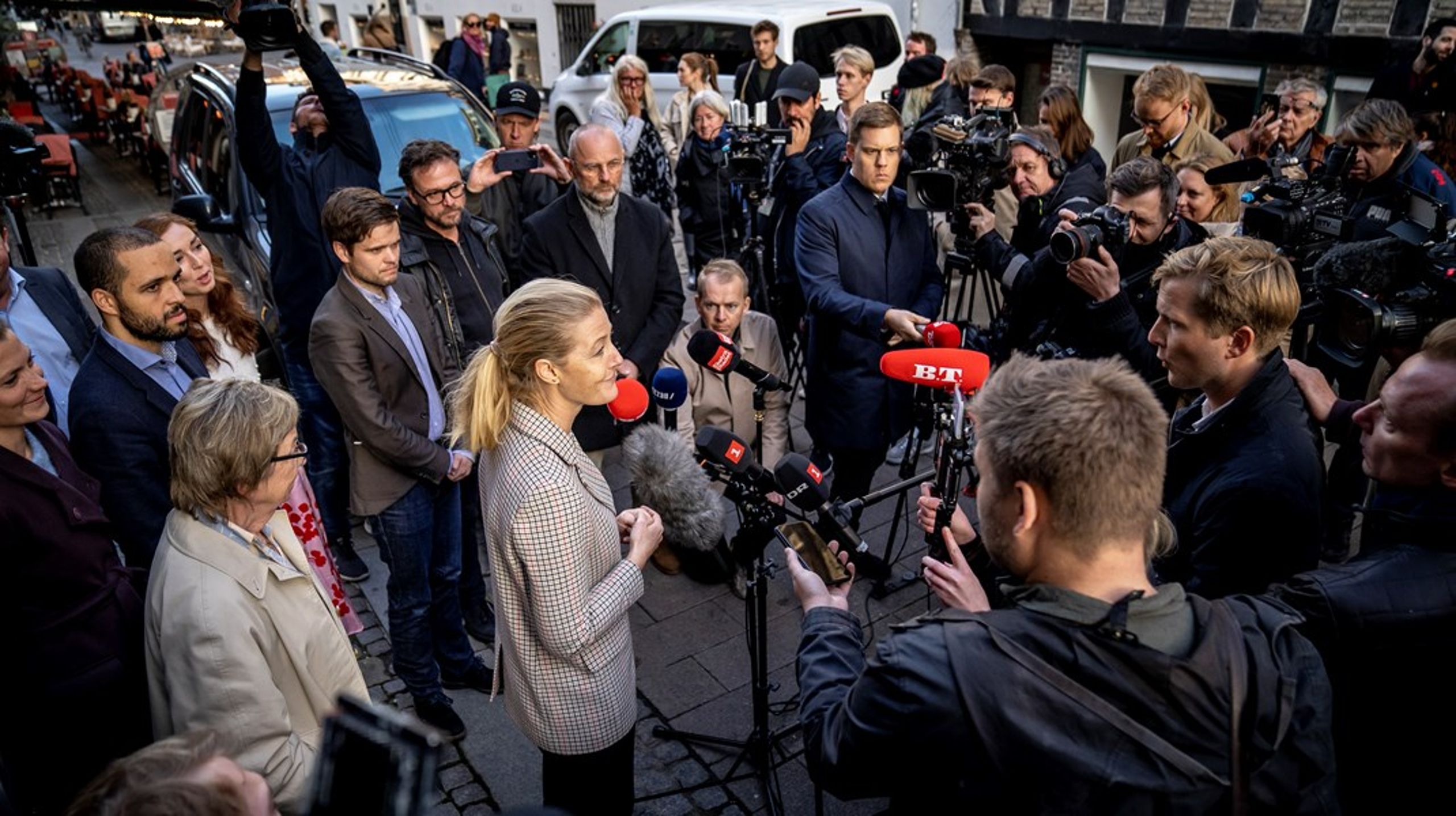 Medier og politiker forstærker et politisk miljø, hvor alt skal gå hurtigt, skriver Jacob Torfing og Eva Sørensen.