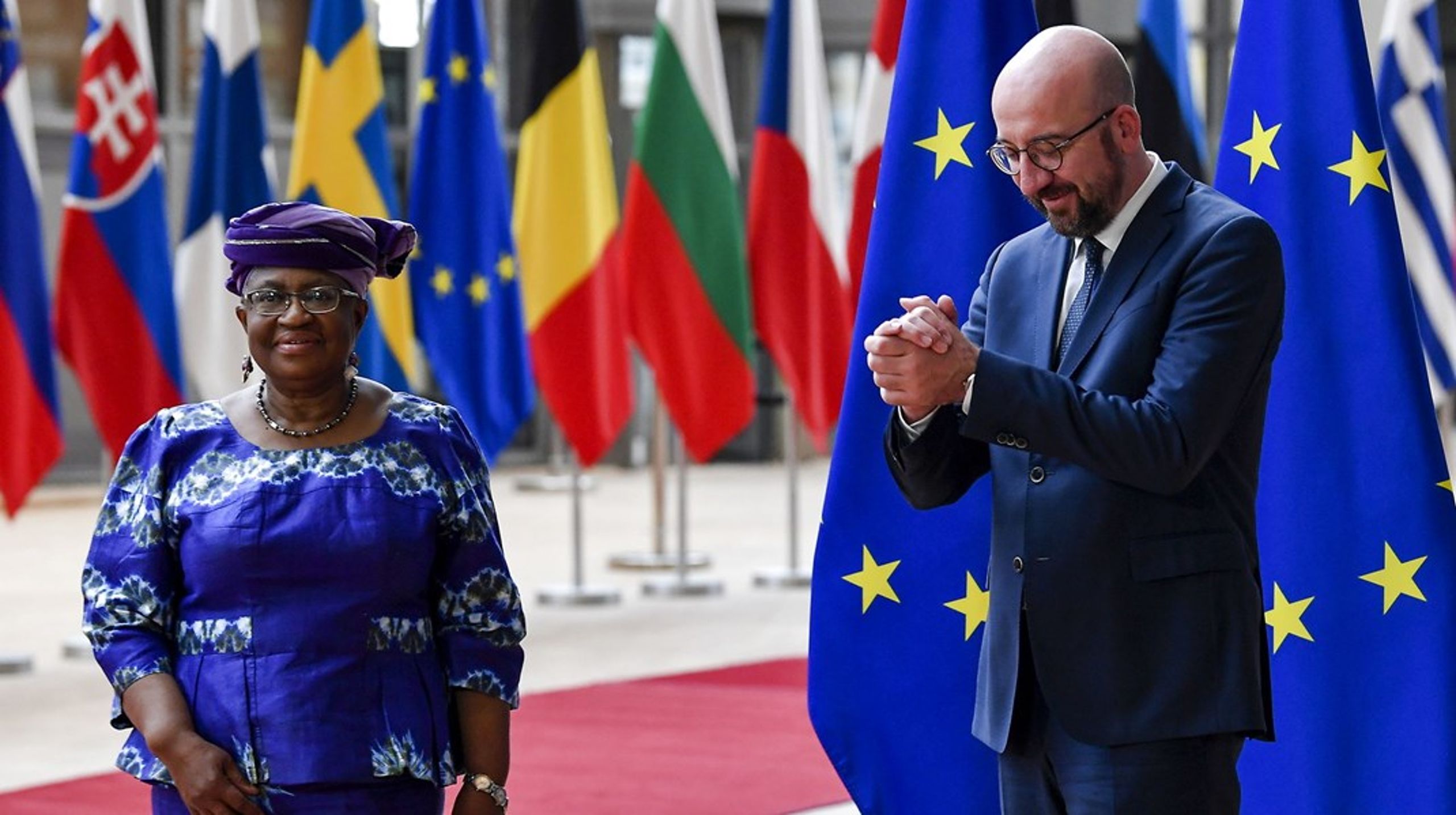 Generaldirektør for&nbsp;Verdenshandelsorganisation Ngozi Okonjo-Iweala&nbsp;og EU-præsident Charles Michel forud for et møde i Bruxelles i maj 2021. De to organisationer mangler fortsat at blive enige om EU's klimatold.