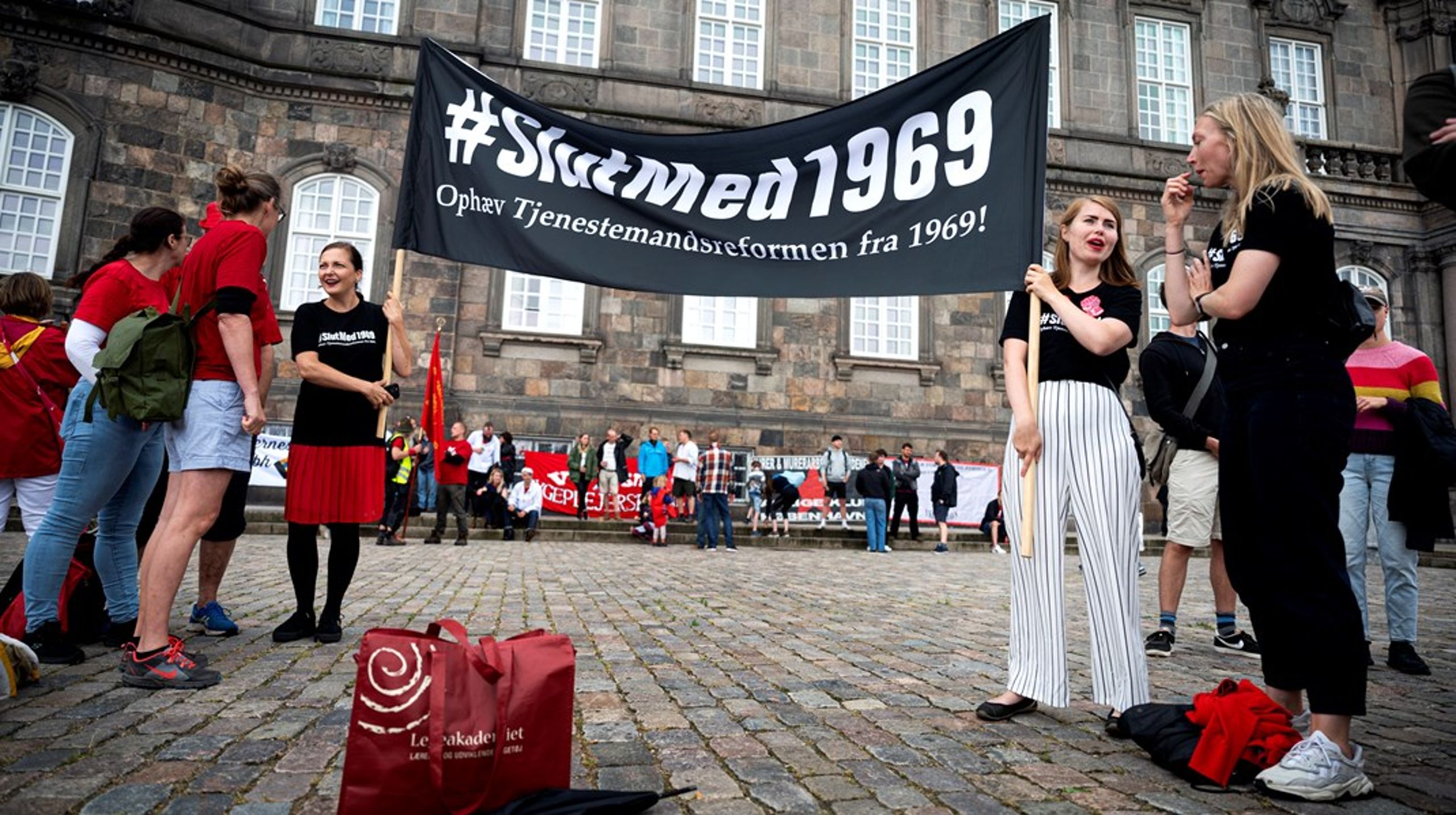 Sygeplejerskerne er ikke slået igennem muren til Christiansborg, vurderer politisk kommentator Hans Engell.<br>