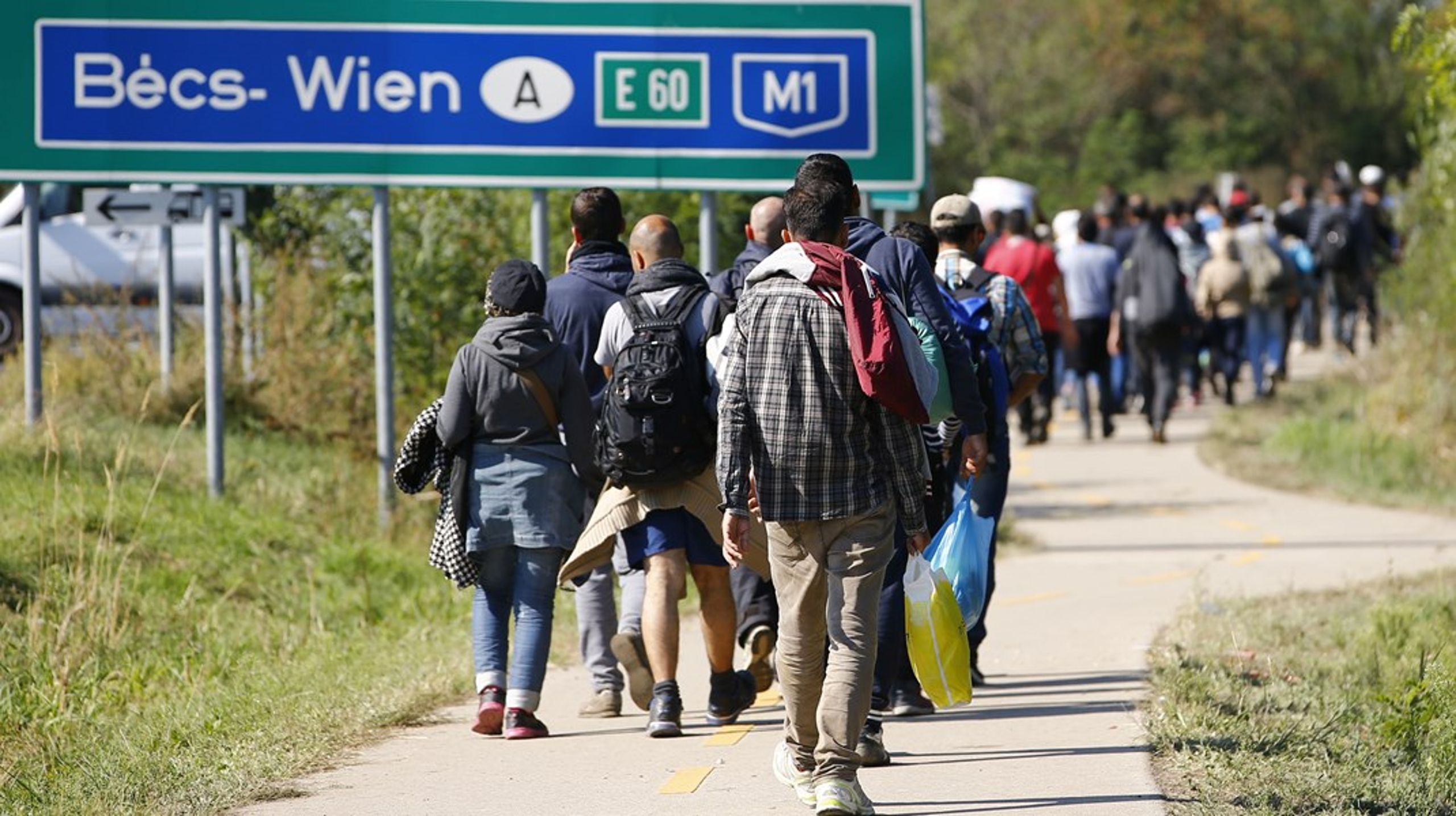 Efter heftig kritik af en ny dansk lov, der gør det juridisk muligt at sende asylansøgere til modtagecentre uden for landet, har EU-Kommissionen påbegyndt en dialog med de danske myndigheder.