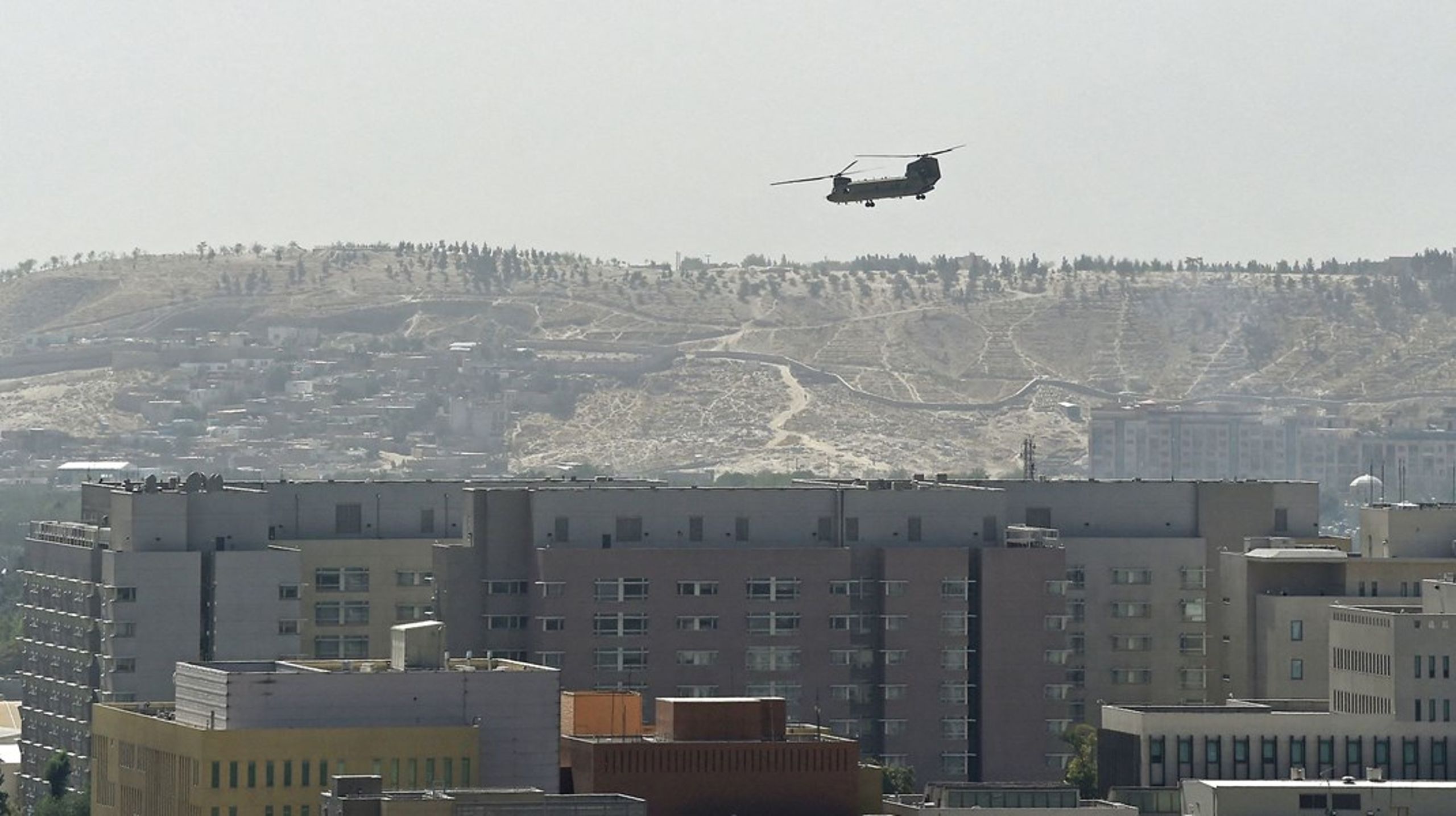 Amerikanske militærhelikoptere fløj søndag i pendulfart mellem den amerikanske ambassade i Kabul og Kabuls lufthavn, hvorfra diplomaterne blev sat på fly ud af landet.