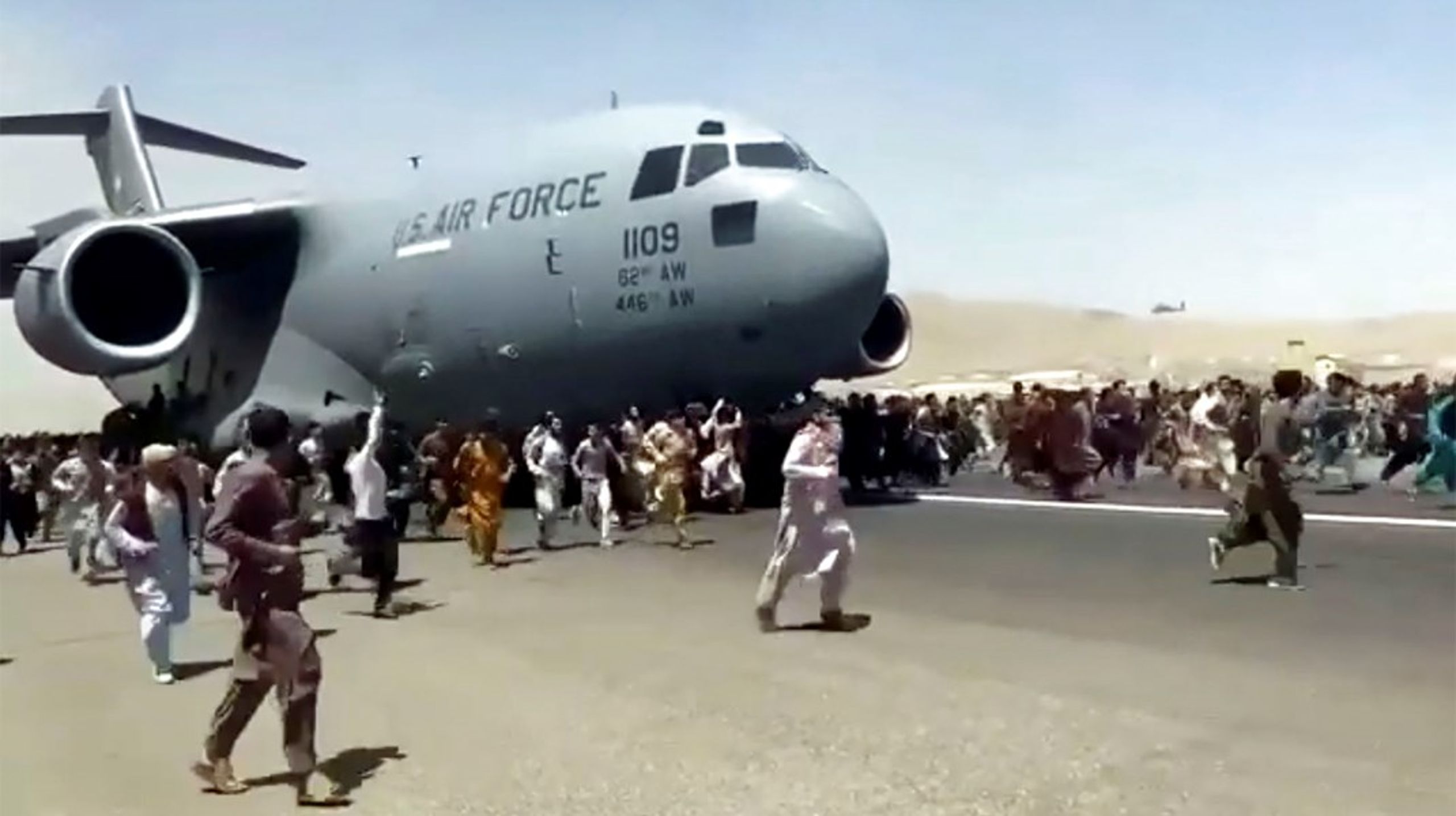 Desperate folk forsøgte at hægte sig fast på lettende fly i Kabuls lufthavn.