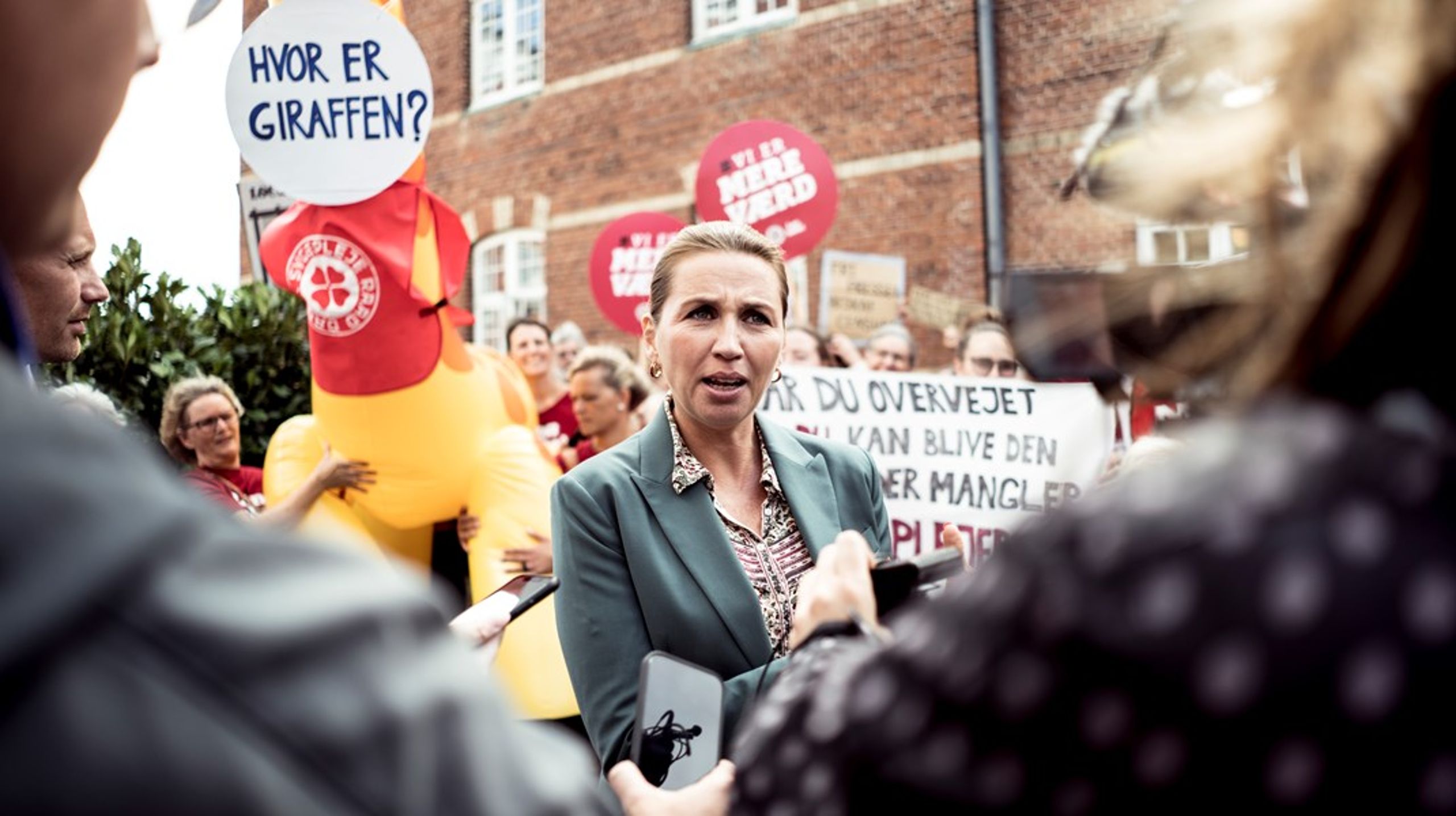 Statsminister Mette Frederiksen (S)&nbsp;skal i denne uge deltage i en konference om Danmarks fremtid. På billedet er hun til en af demonstrationerne, hvor sygeplejerskerne strejker for at få mere i løn.&nbsp;