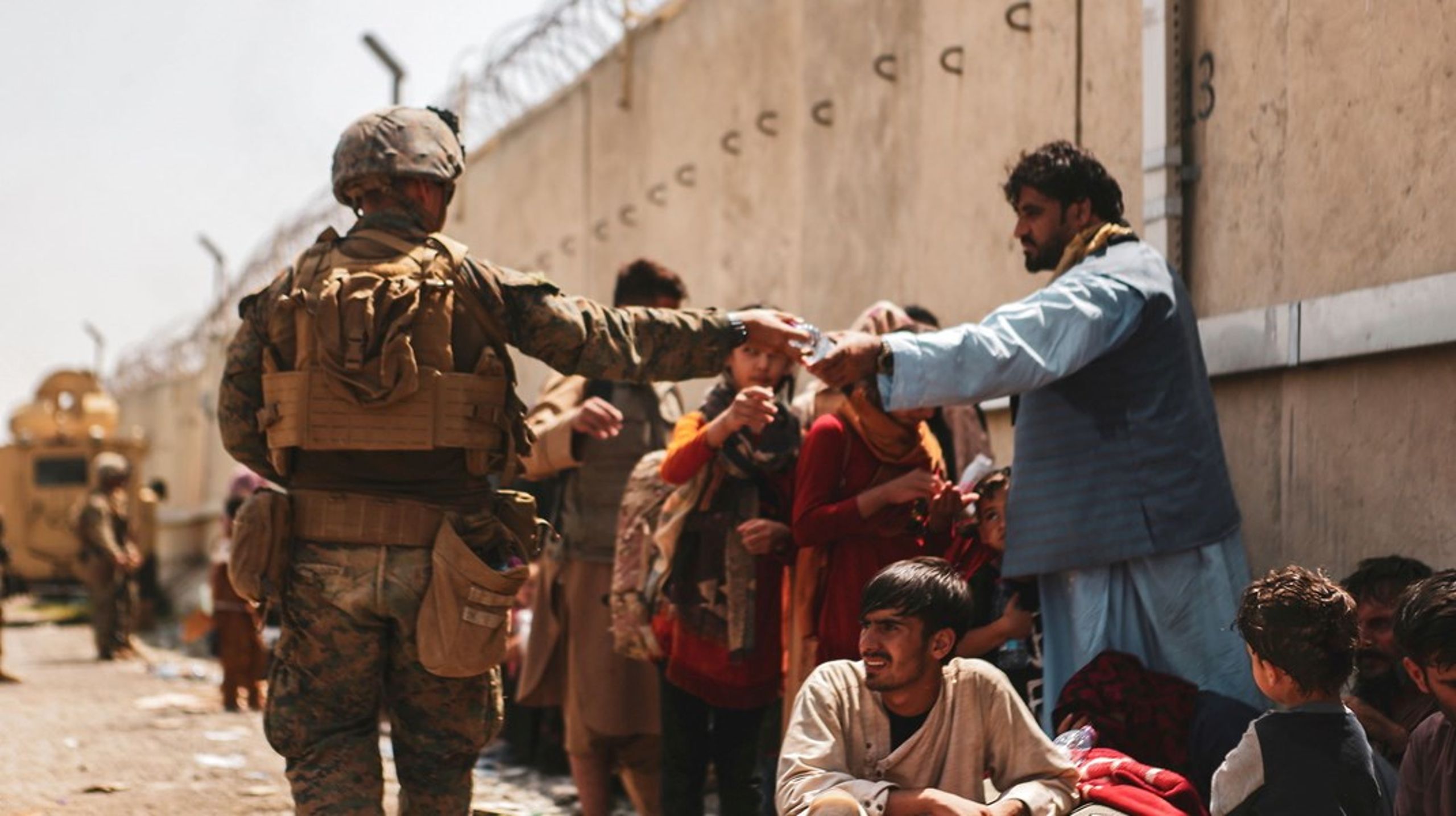 Amerikansk marinesoldat uddeler vand før en evakuering i Kabuls Internationale Lufthavn, 22. august 2021.