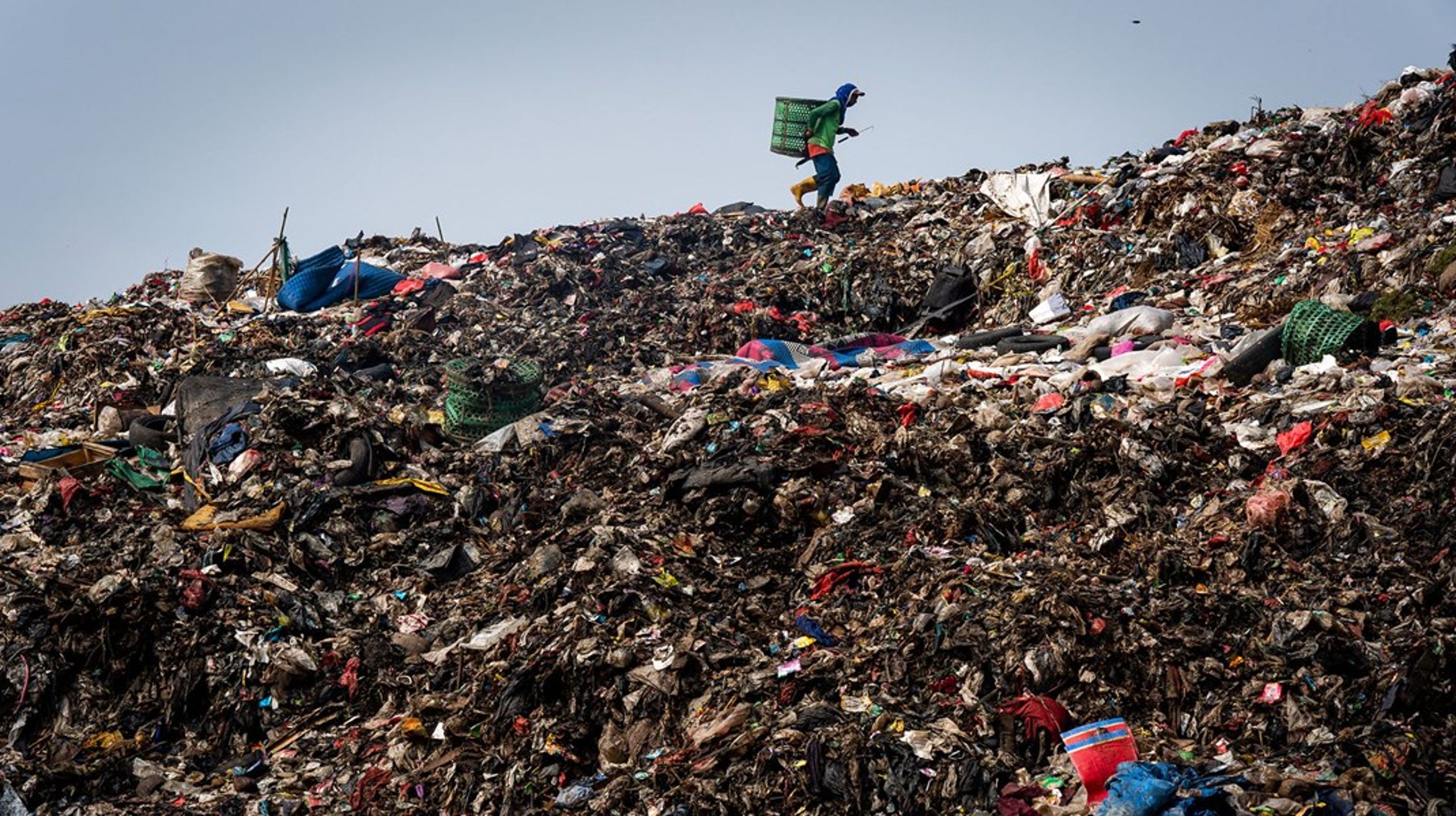 Lossepladsen Bantar Gebang i Jakarta, Indonesien. Lossepladsen på 110 hektarer er hovedstadens eneste og modtager hver dag mere end 7.500 tons affald.