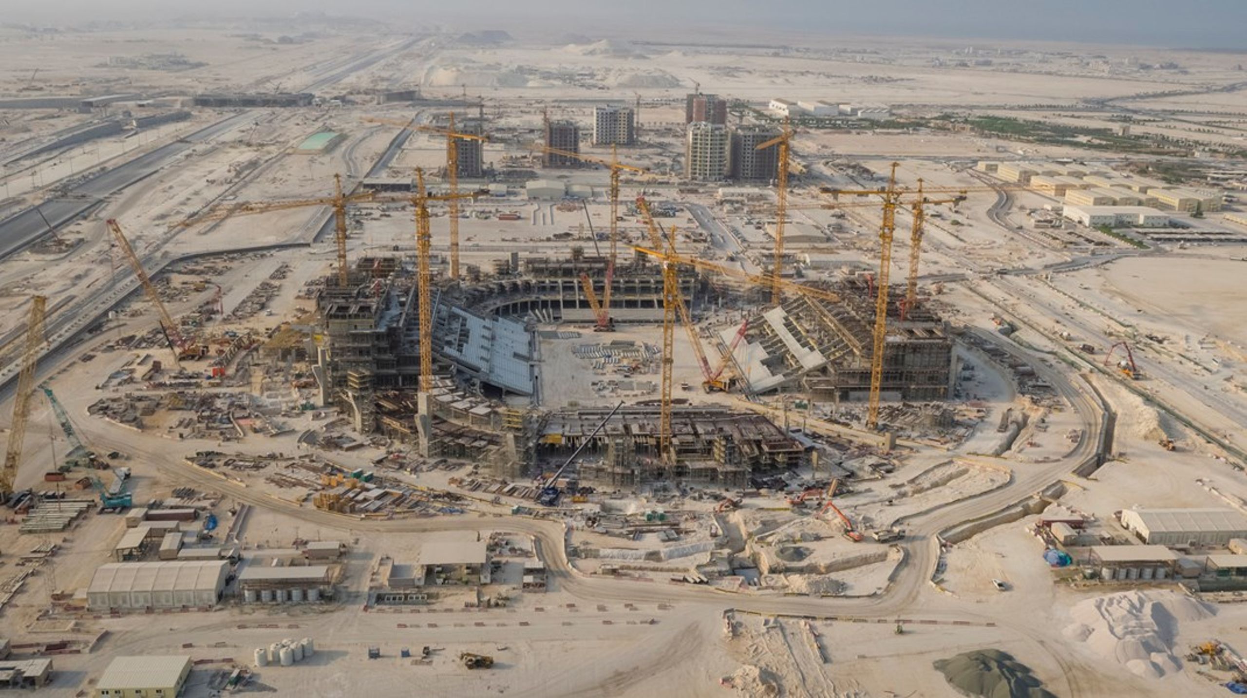 Tusindvis af unge migrantarbejdere er døde, siden Qatar fik tildelt VM-slutrunden. En række af dem er døde i forbindelse med stadionbyggeri i op til 40 graders varme.