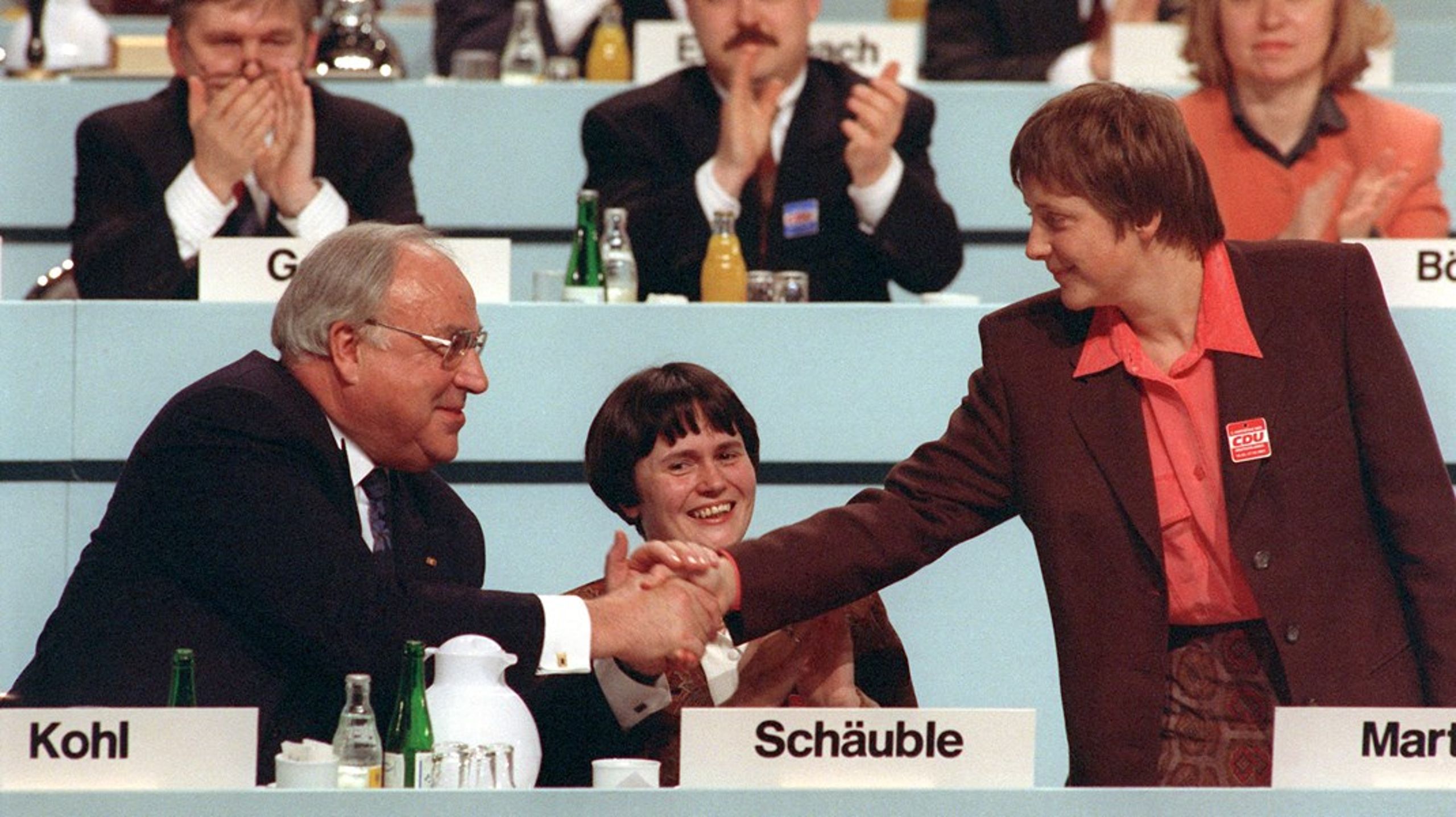 Daværende kansler Helmut Kohl og Angela Merkel under CDU's partikongres i Dresden, 1991.