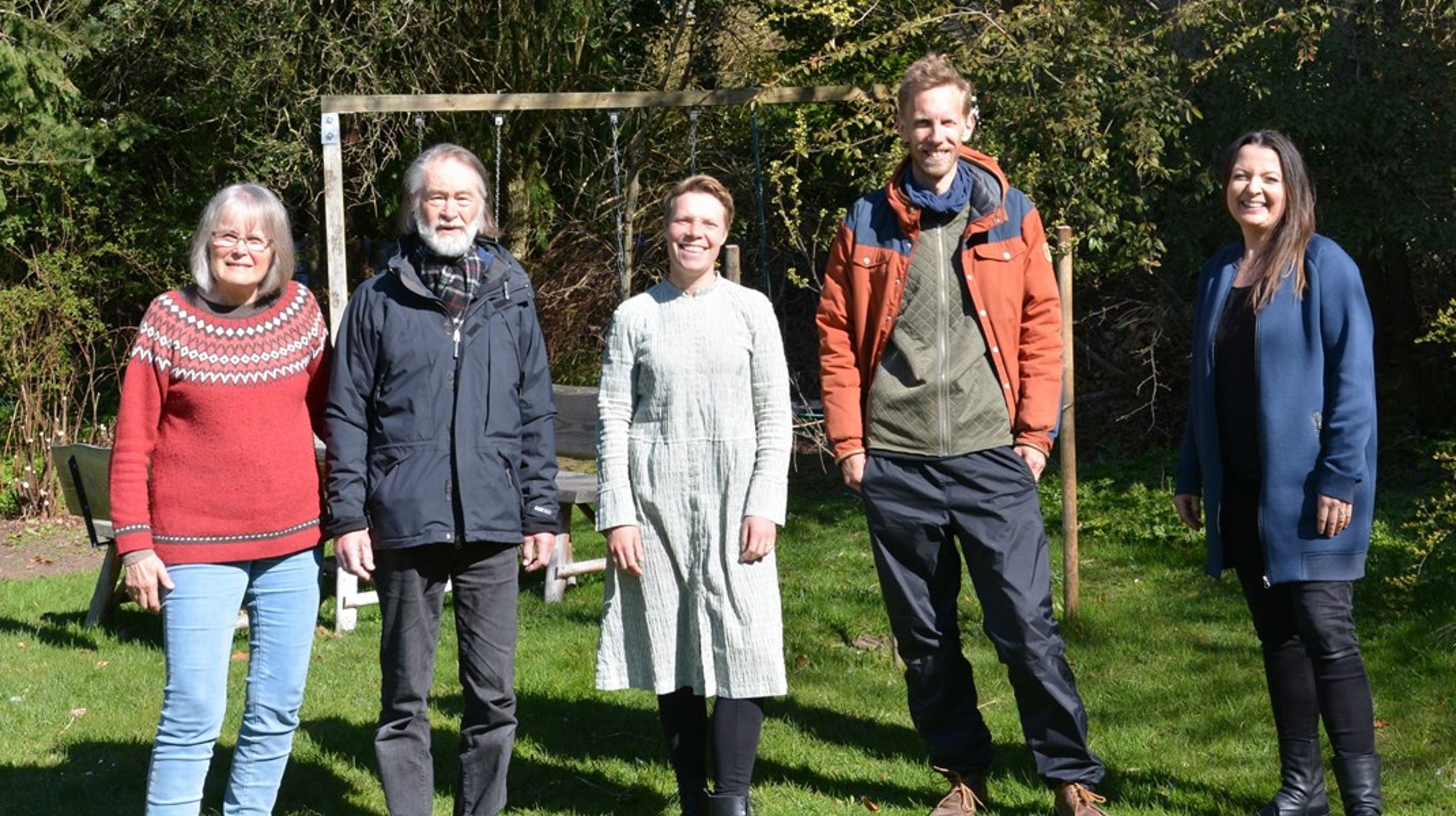 I samarbejde med Furesø Kommune har Danmarks Naturfredningsforening og lokale ildsjæle iværksat initiativet Vilde haver. På billedet ses Hanne Juel (DN), Carsten Juel (DN), Louise Rønne, Mikkel Nygaard Hansen og Marie Høybye (lokale initiativtagere).