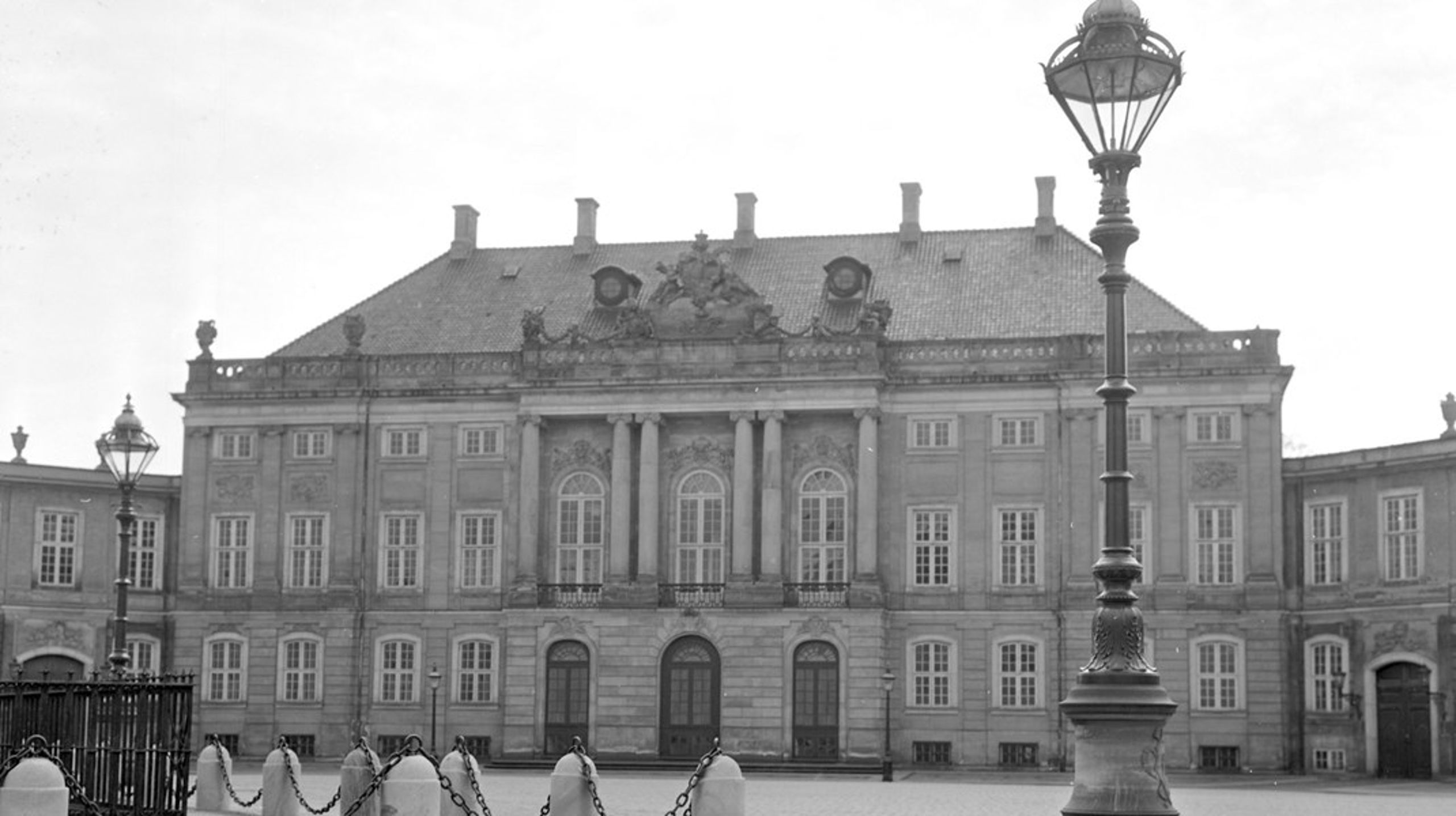 Den første rigsretssag i danmarkshistorien blev ført på Amalienborg. Kongefamilien boede dengang på Christiansborg.