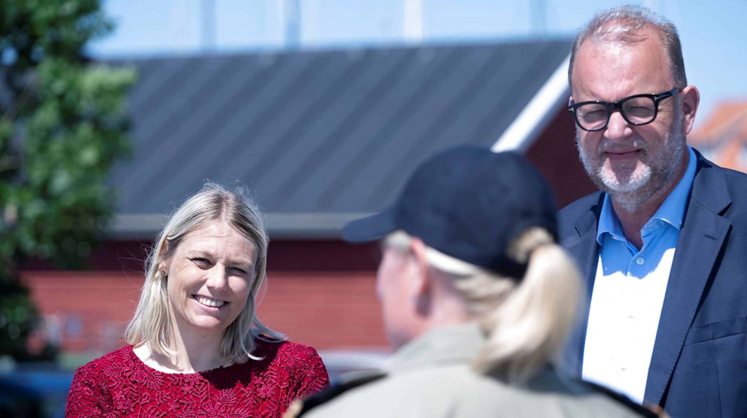 Forsvarsminister Trine Bramsen (t.v.) og Venstres forsvarsordfører Lars Christian Lilleholt besøgte i juni 2021 sammen et af Søværnets patruljeskibe i Fåborg havn.