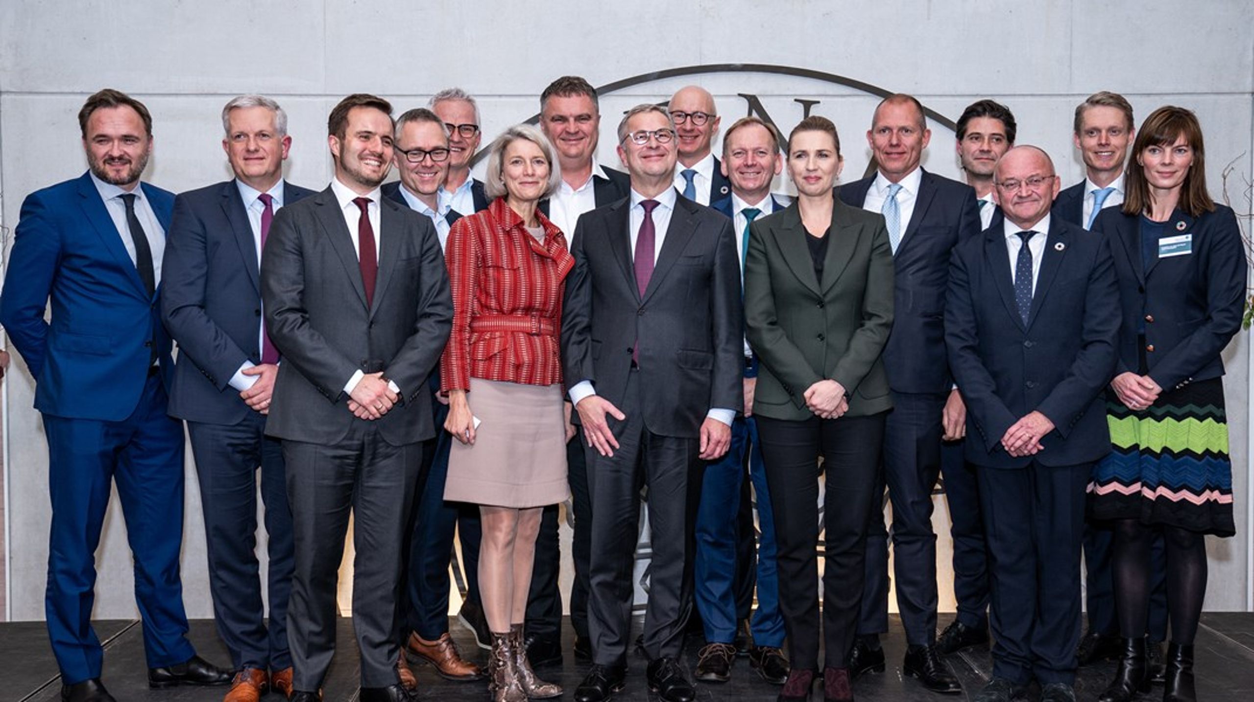 Statsministeren og de 13 formænd for klimapartnerskaberne. (Arkivfoto)