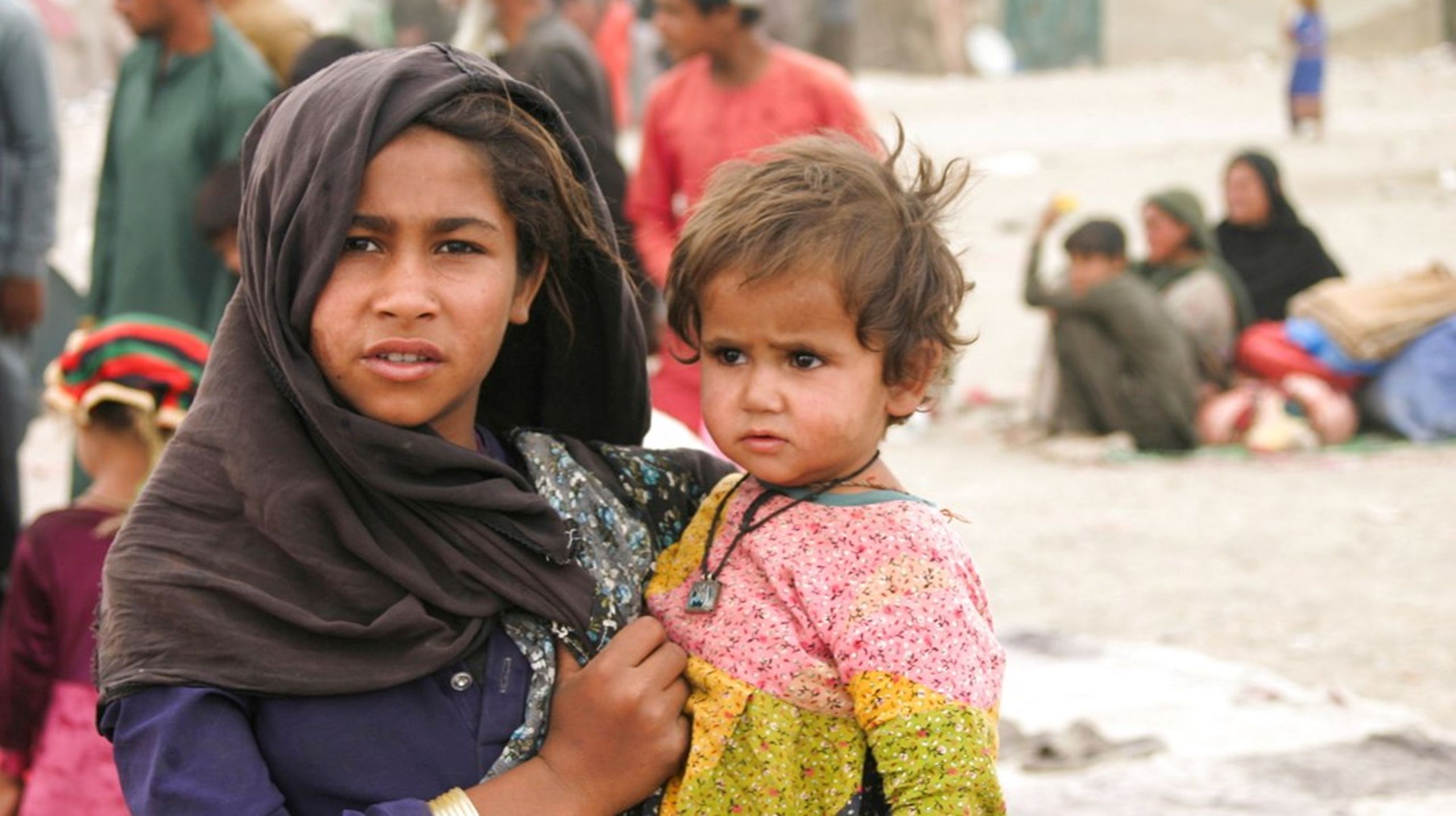Der er nu fem millioner internt fordrevne i Afghanistan.&nbsp;Mange familier har søgt tilflugt i&nbsp;Pakistan.