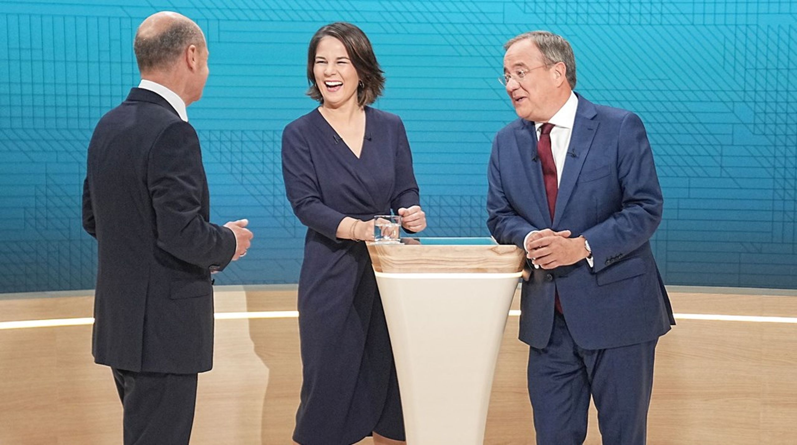 Fra venstre: Kandidaterne Olaf Scholz (SPD), Annalena Baerbock (Grønne) og Armin Laschet (CDU) gør klar til kanslerdebat på tysk tv søndag aften.&nbsp;