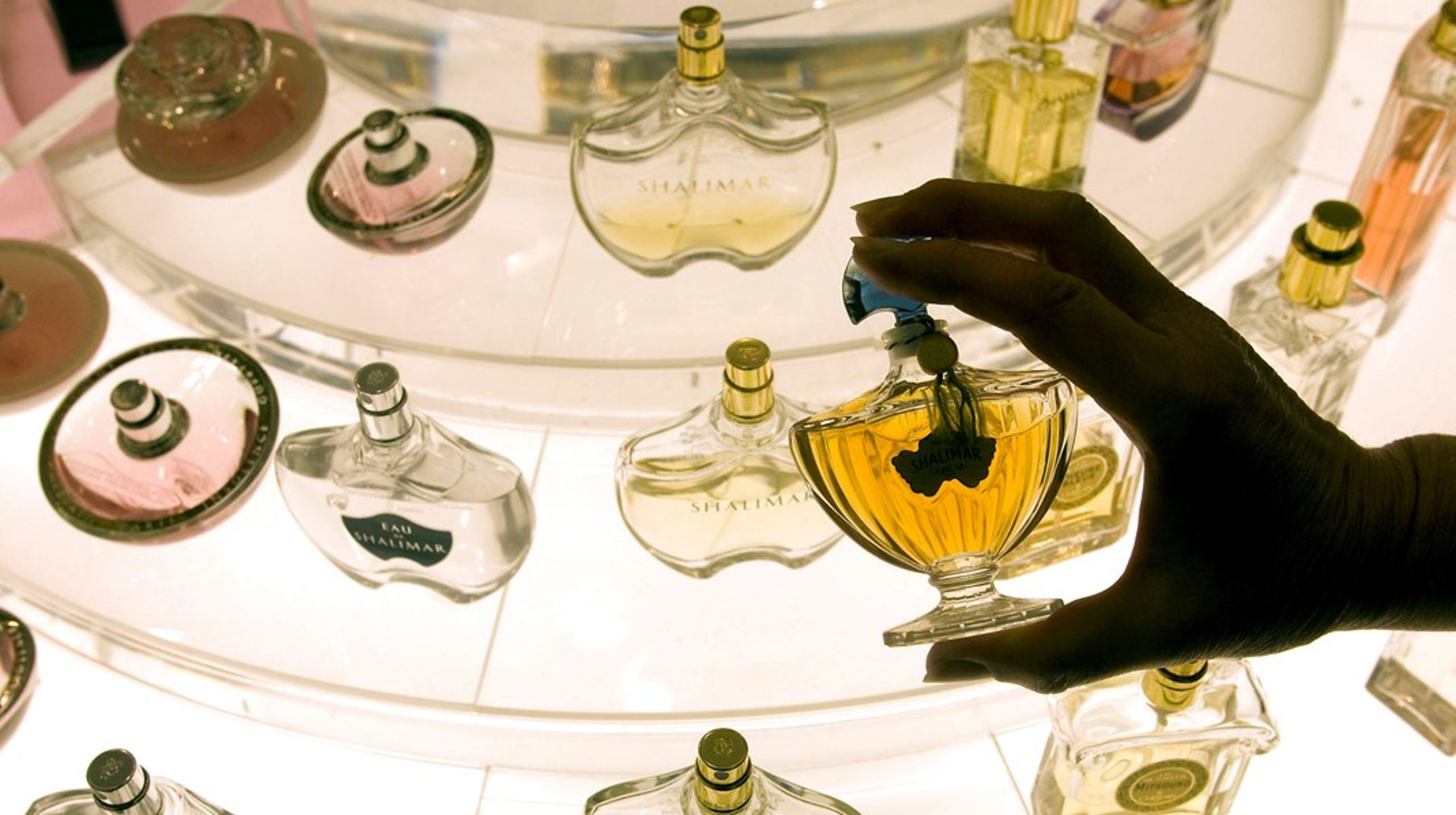 Hudallergi over for kemikalier som parfume er et stort sundhedsproblem i Danmark og i EU, skriver&nbsp;Anne Holm Hansen.