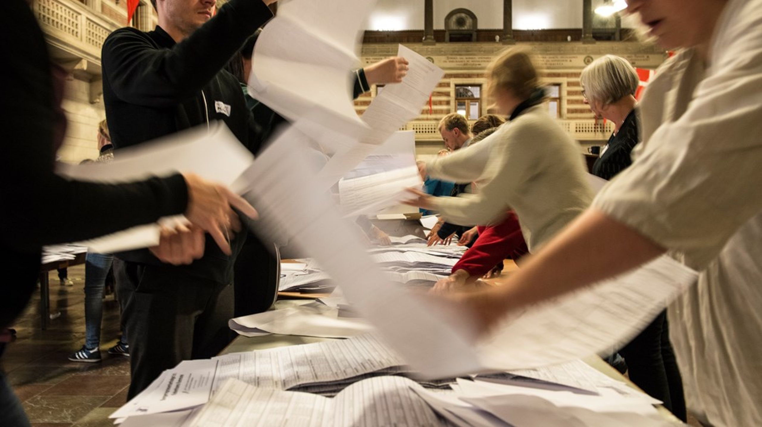 De store partier i kommunerne, Socialdemokratiet, Venstre og Konservative, blokerer for, at stemmeopgørelsesmetoden kan ændres, skriver Simon Emil Ammitzbøll-Bille.