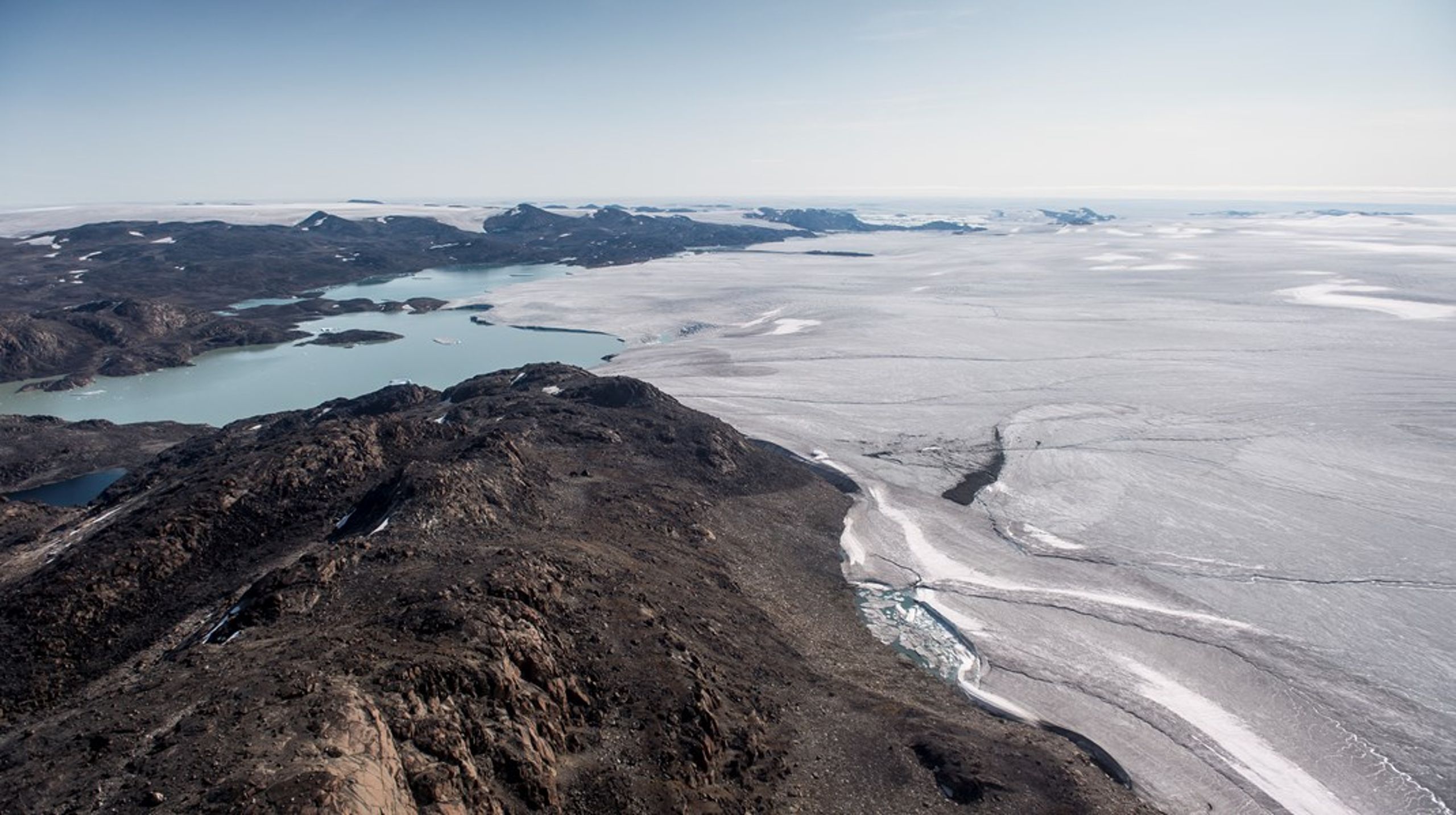 Med mindre havis, tilbagetrækkende gletsjertunger og permafrost, der i stigende omfang tør, ændres mulighederne for at tilgå råstoffer og komme frem til øde områder, skriver Jens Hesselbjerg Christensen.