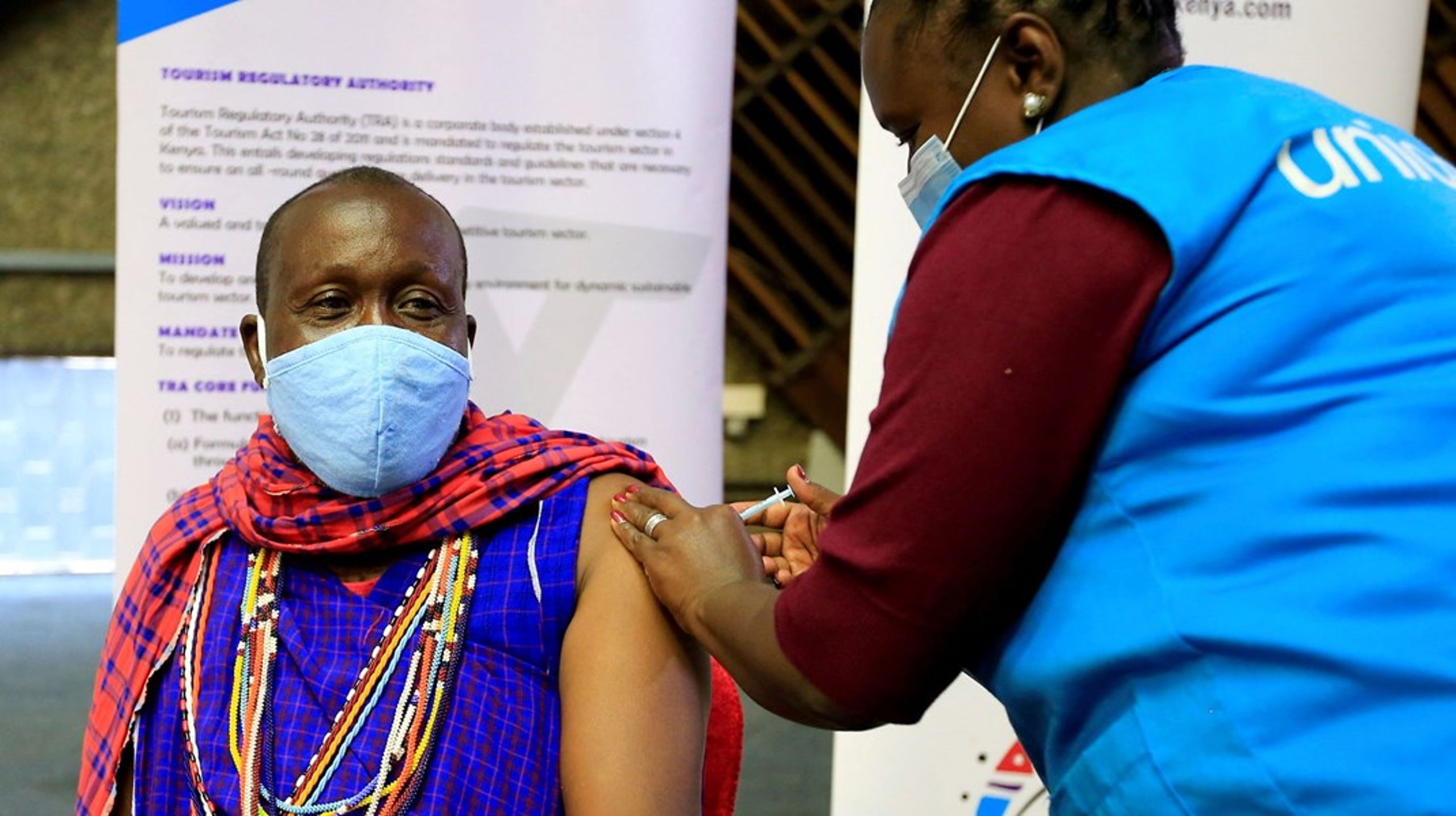 LEGO Fondens donation&nbsp;til Unicef fokuserer på adgang til vacciner og medicinsk udstyr i sårbare miljøer. Her vaccinerer en Unicef-medarbejder en kenyansk tourguide mod corona.