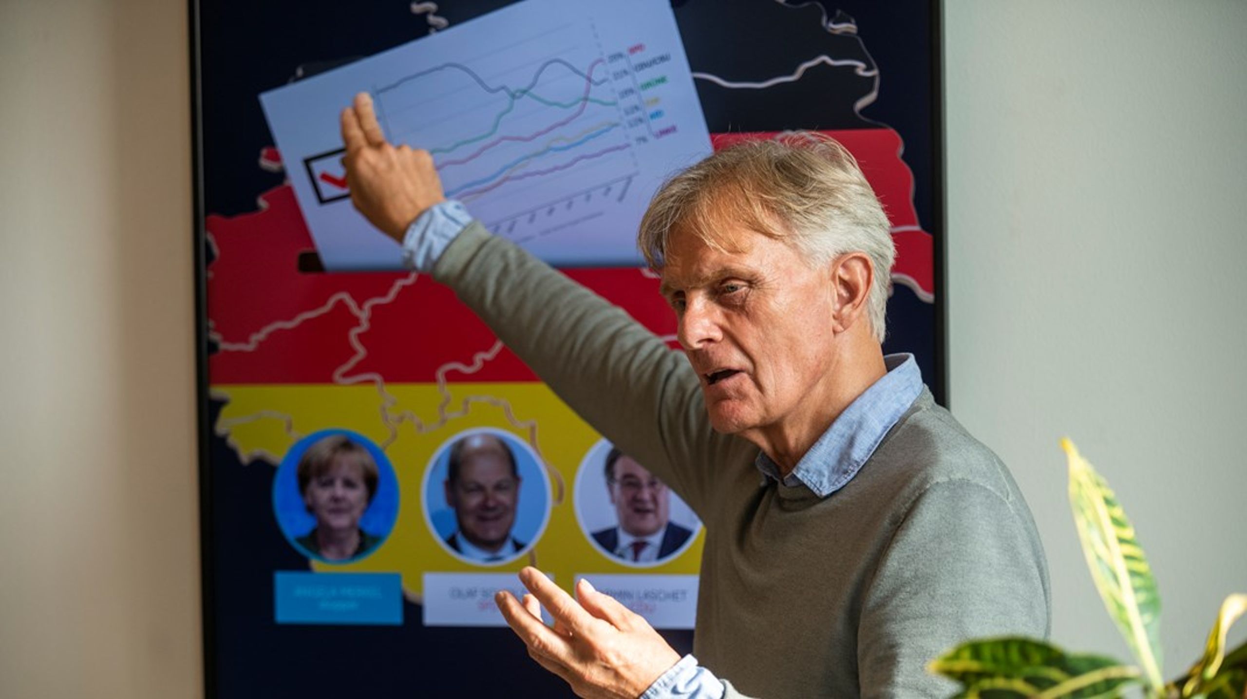 Tidligere dansk ambassadør i Tyskland, Friis Arne Petersen, gav et oplæg til Dansk Metals valgarrangement, hvor han nåede vidt omkring den aktuelle politiske situation i Tyskland. Efter oplægget blev han hos Dansk Metal og fulgte med i valget.
