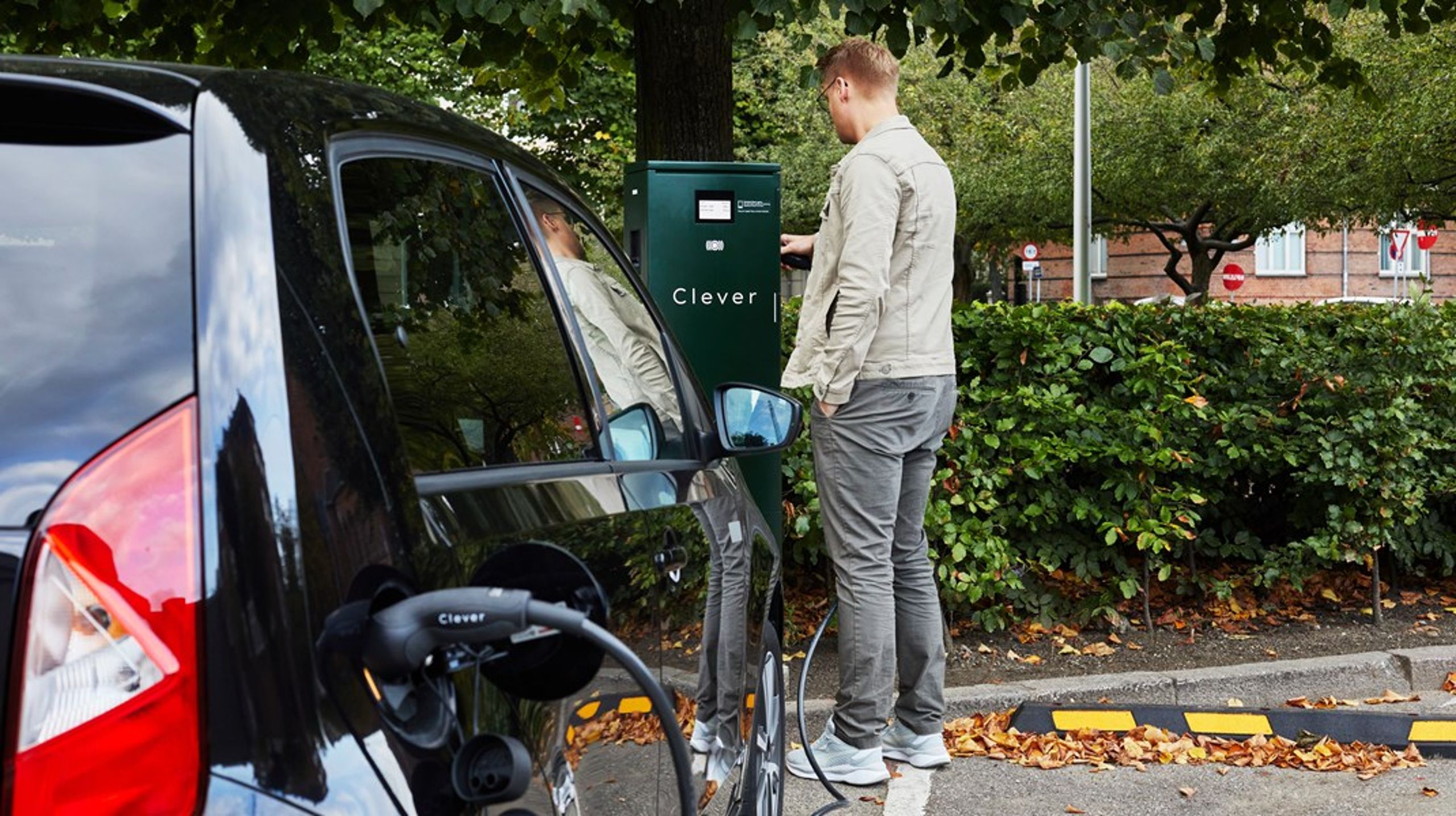 Der er især behov for offentlige ladestationer i byerne, hvor mange borgere ikke har adgang til egen parkeringsplads, skriver Casper Kirketer-Møller.